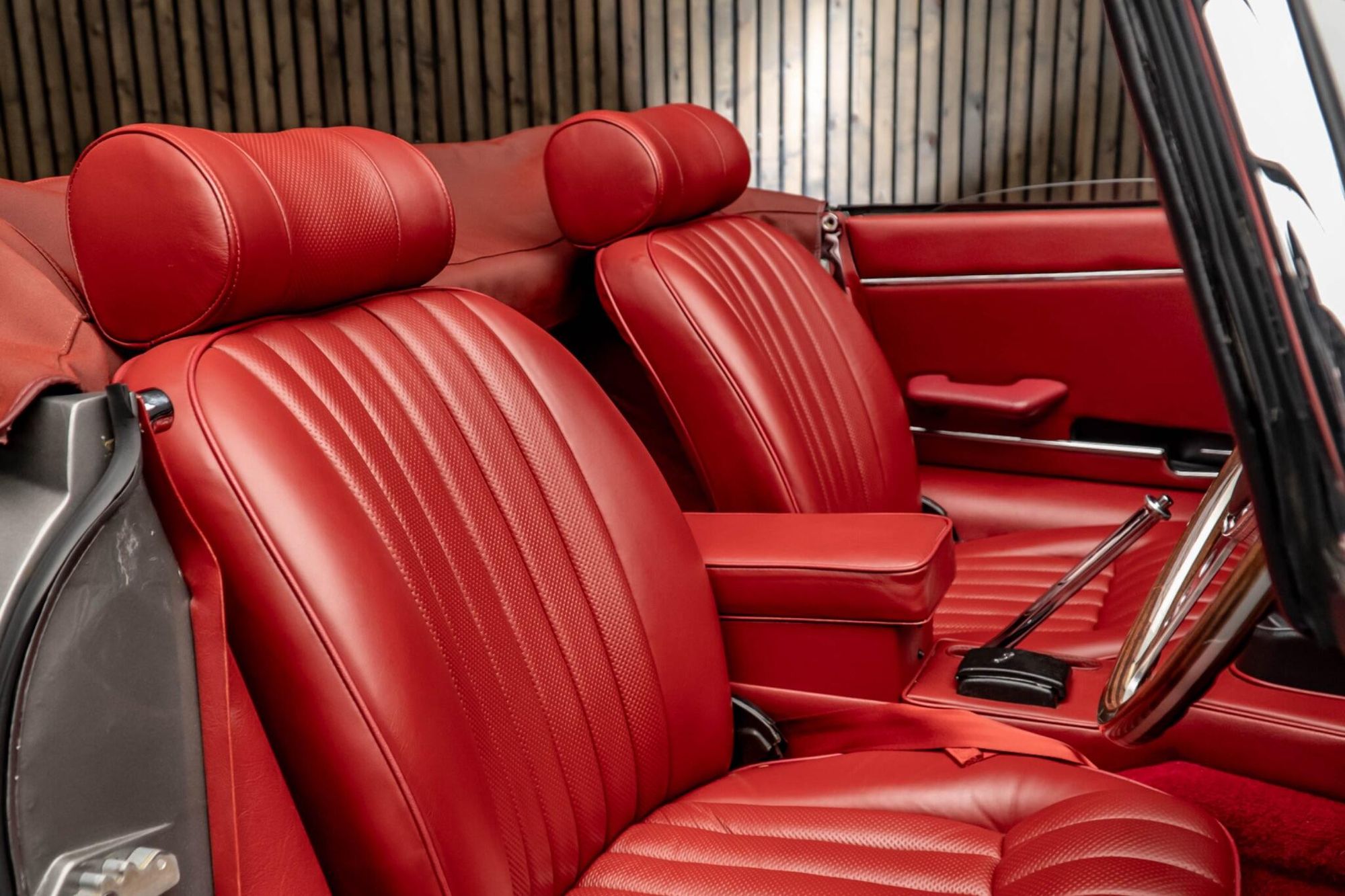 JAGUAR F-TYPE CONVERTIBLE 2.0 2dr Auto for sale UK - Slide 2