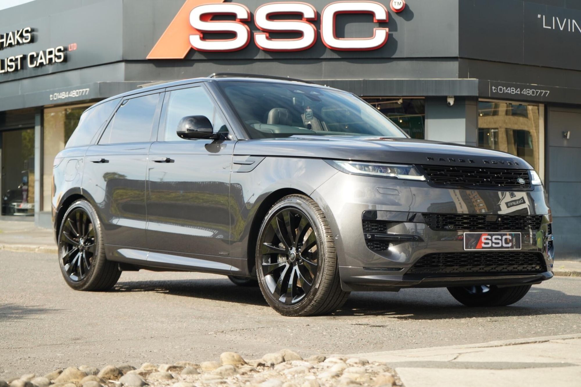 LAND ROVER RANGE ROVER SPORT ESTATE 4.4 P530 V8 Autobiography 5dr Auto for sale UK - Slide 4