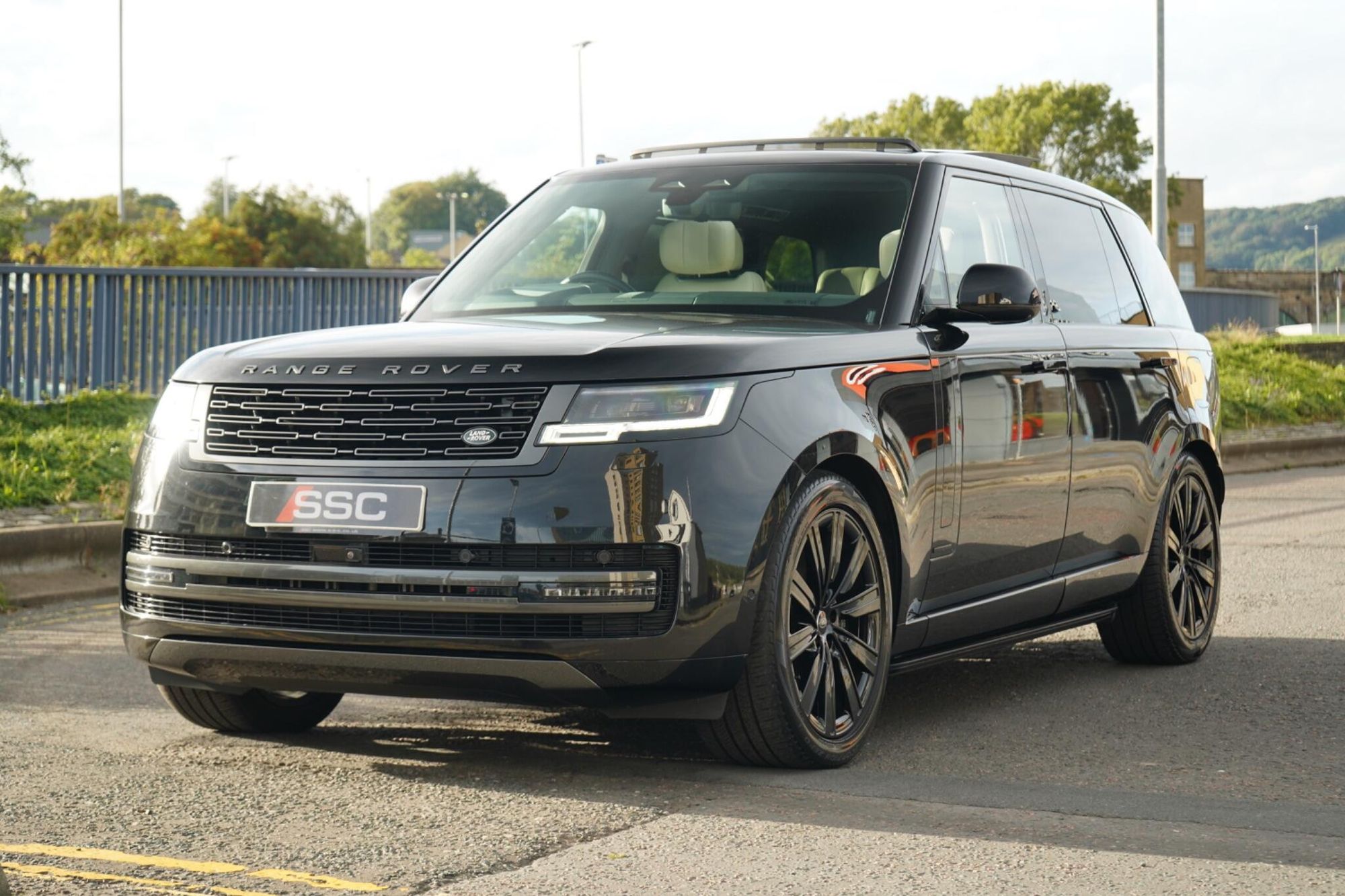 LAND ROVER RANGE ROVER ESTATE 3.0 P460e Autobiography LWB 4dr Auto for sale UK - Slide 6
