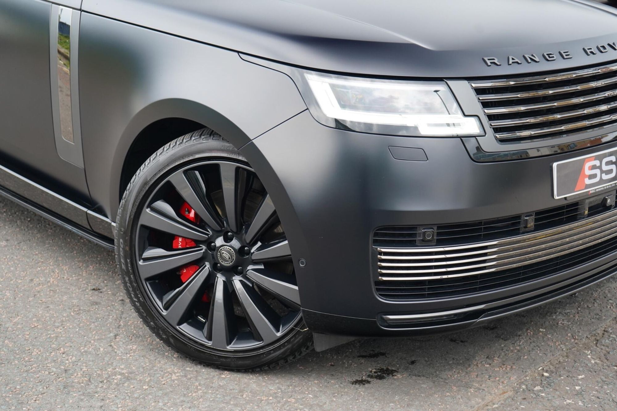 LAND ROVER RANGE ROVER ESTATE 4.4 P615 V8 SV LWB 4dr Auto for sale UK - Slide 5