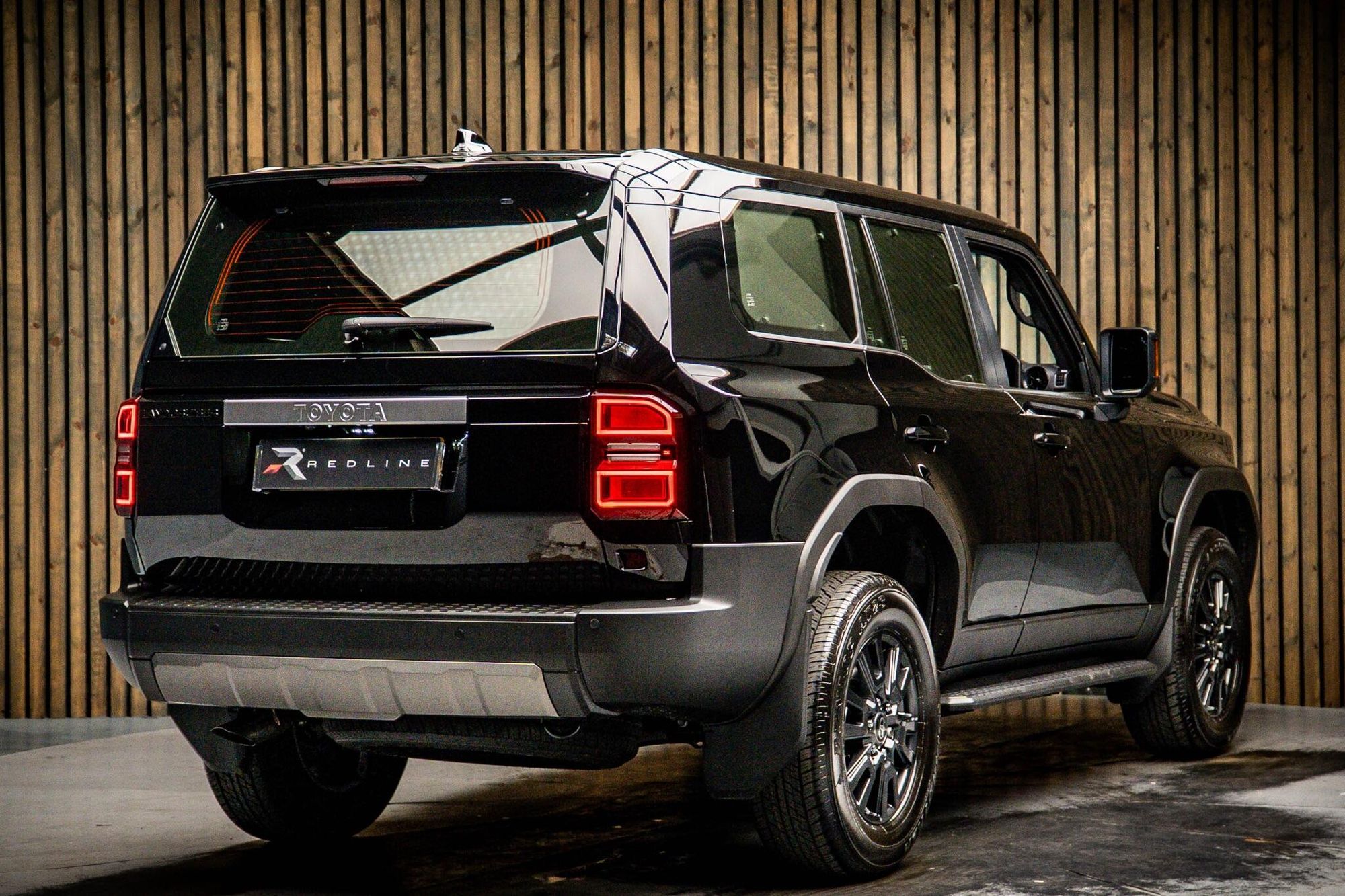 TOYOTA LAND CRUISER DIESEL SW 2.8 D-4D 204 Invincible 5dr Auto 7 Seats for sale UK - Slide 4