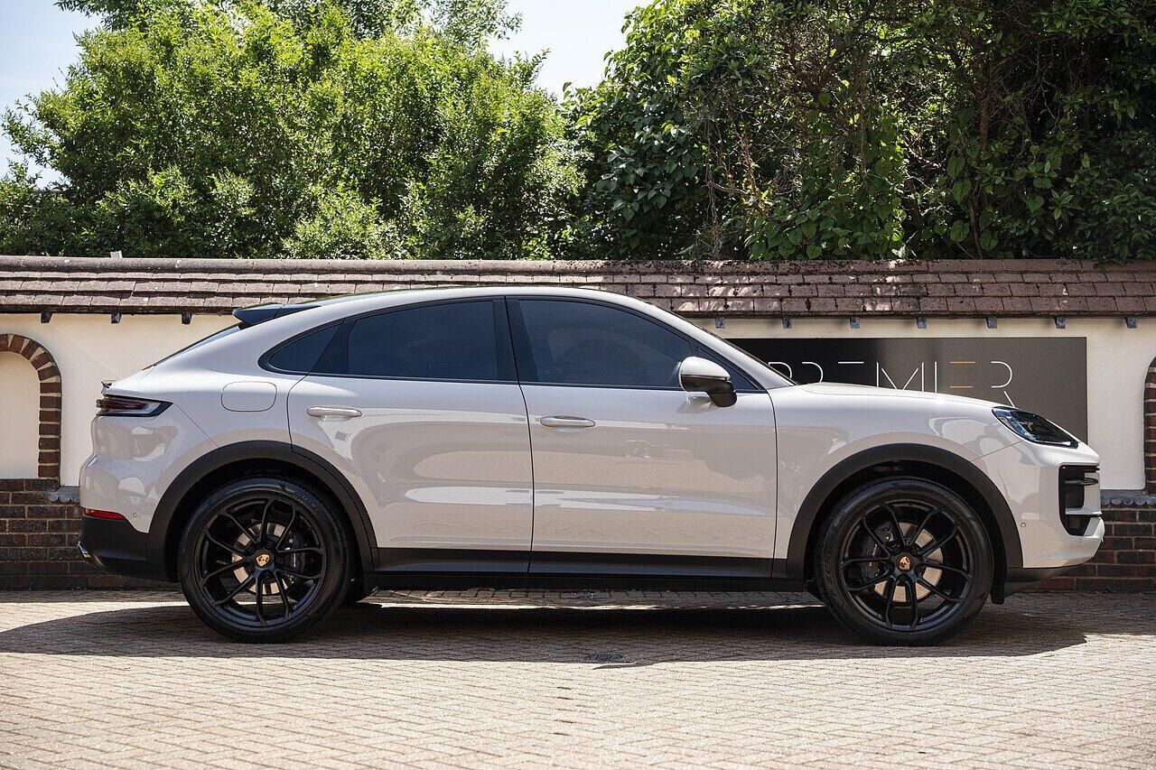 Porsche Cayenne Coupe 3.0 V6 Black Edition 353 Tiptronic S 5 Door Auto for sale UK - Slide 3