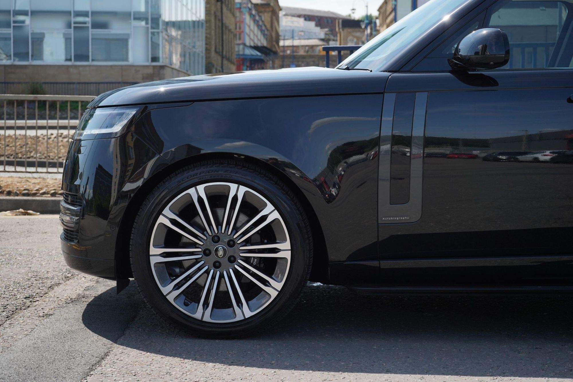 LAND ROVER RANGE ROVER DIESEL ESTATE 3.0 D350 Autobiography 4dr Auto for sale UK - Slide 9