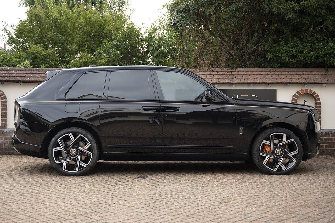 ROLLS-ROYCE CULLINAN ESTATE II Black Badge 5dr Auto for sale UK - Slide 3