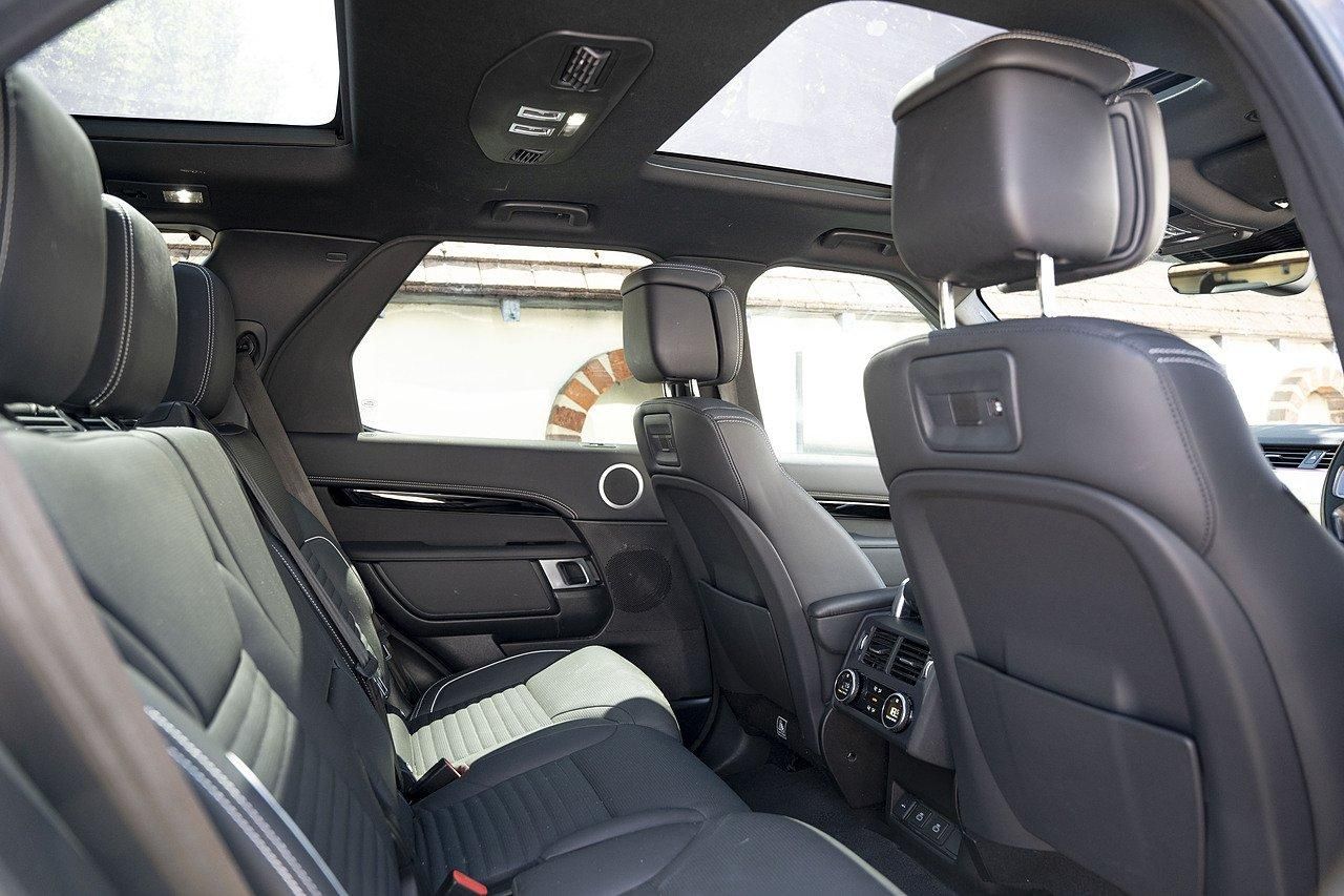 LAND ROVER DISCOVERY DIESEL SW 3.0 D300 Metropolitan Edition 5dr Auto for sale UK - Slide 10