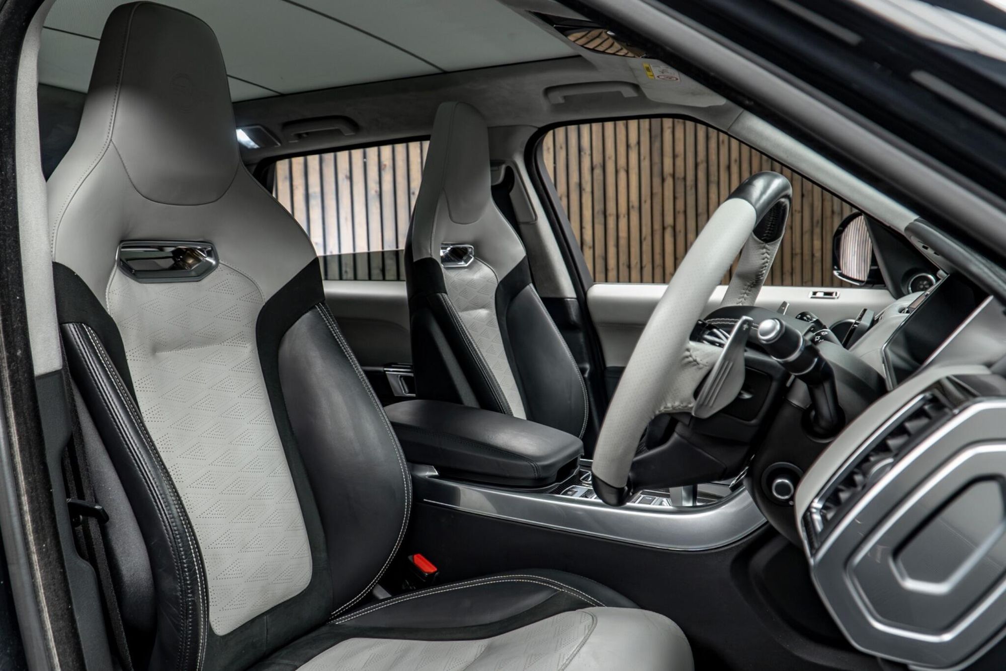 LAND ROVER RANGE ROVER SPORT ESTATE 5.0 P575 S/C SVR 5dr Auto for sale UK - Slide 2