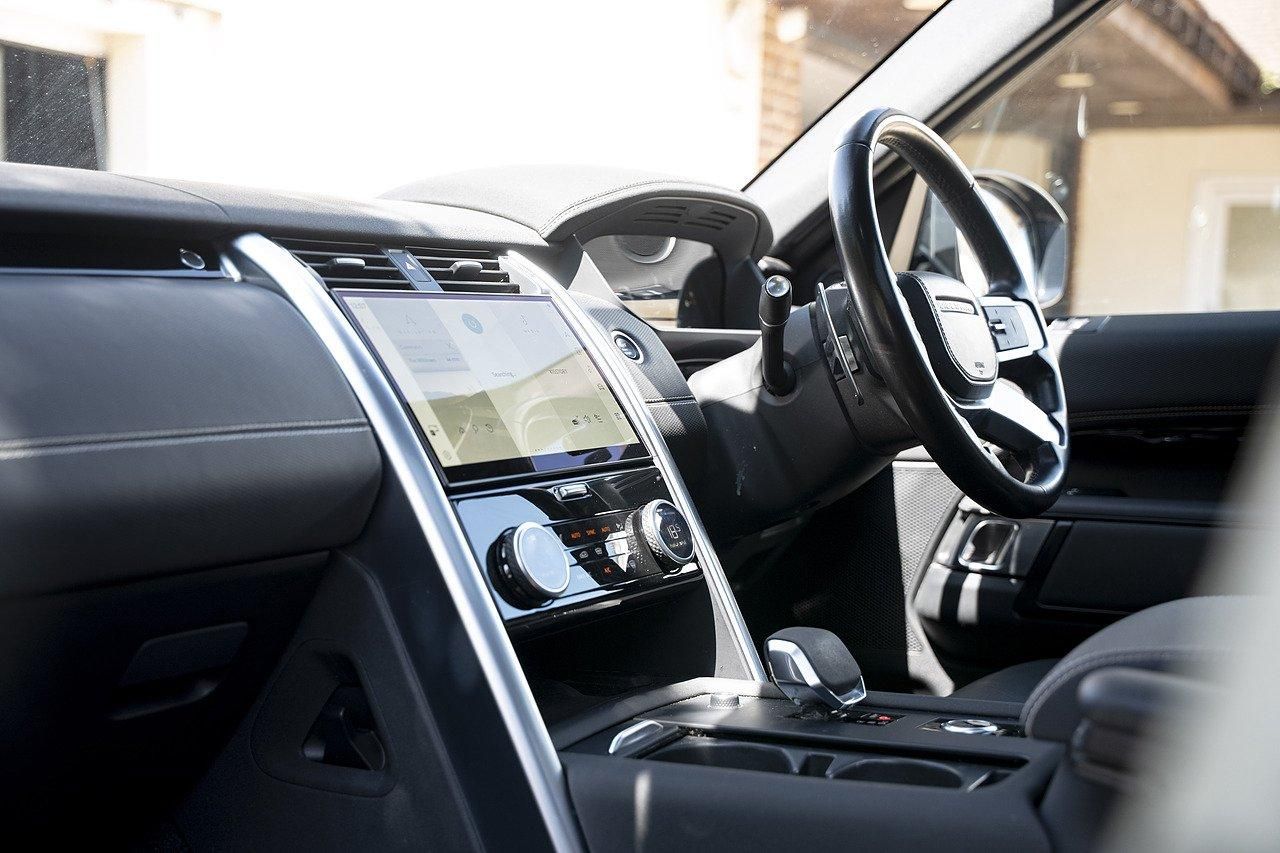 LAND ROVER DISCOVERY DIESEL SW 3.0 D300 Metropolitan Edition 5dr Auto for sale UK - Slide 8