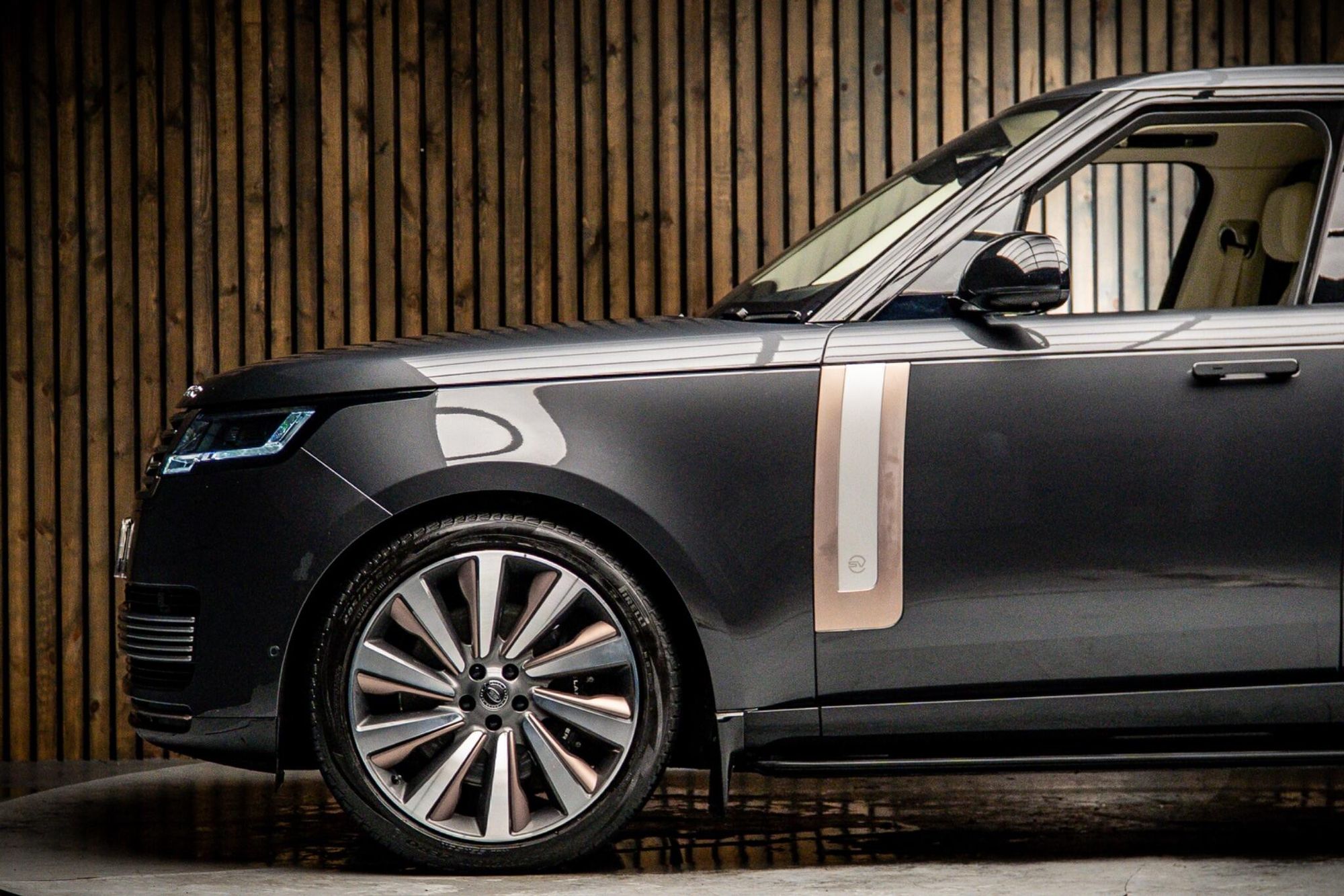 LAND ROVER RANGE ROVER ESTATE 4.4 P530 V8 SV 4dr Auto for sale UK - Slide 9