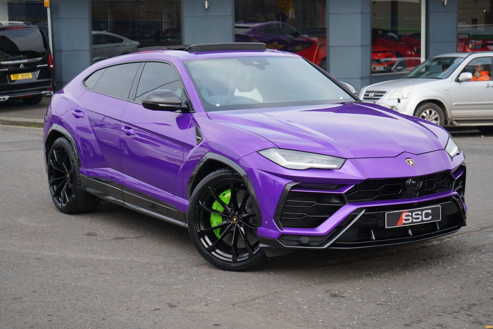LAMBORGHINI URUS ESTATE 4.0T FSI V8 5dr Auto for sale UK - Slide 4