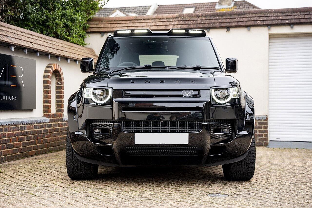 LAND ROVER DEFENDER ESTATE 5.0 P525 V8 110 5dr Auto for sale UK - Slide 2