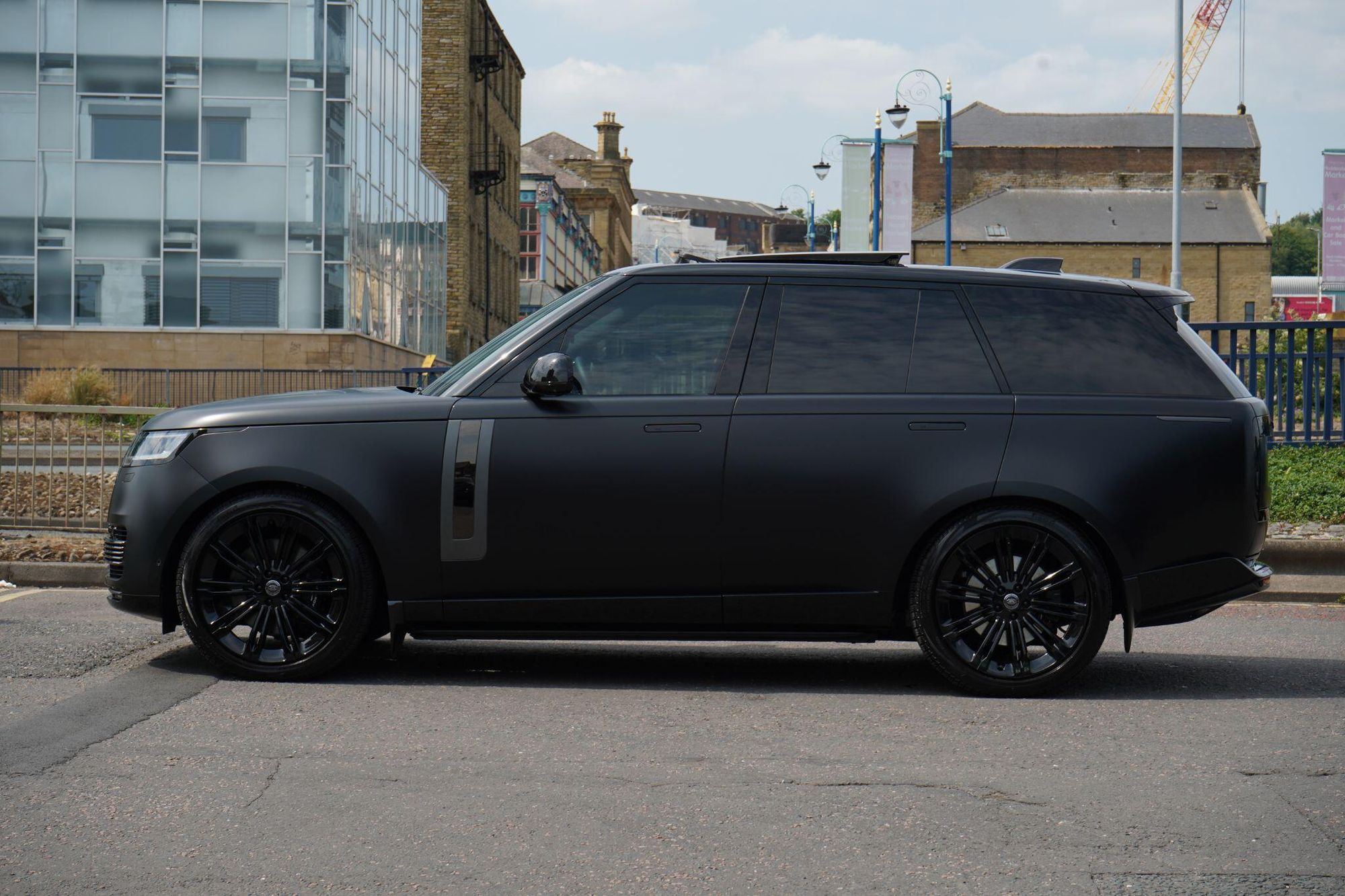 LAND ROVER RANGE ROVER ESTATE 4.4 P615 V8 SV 4dr Auto for sale UK - Slide 9