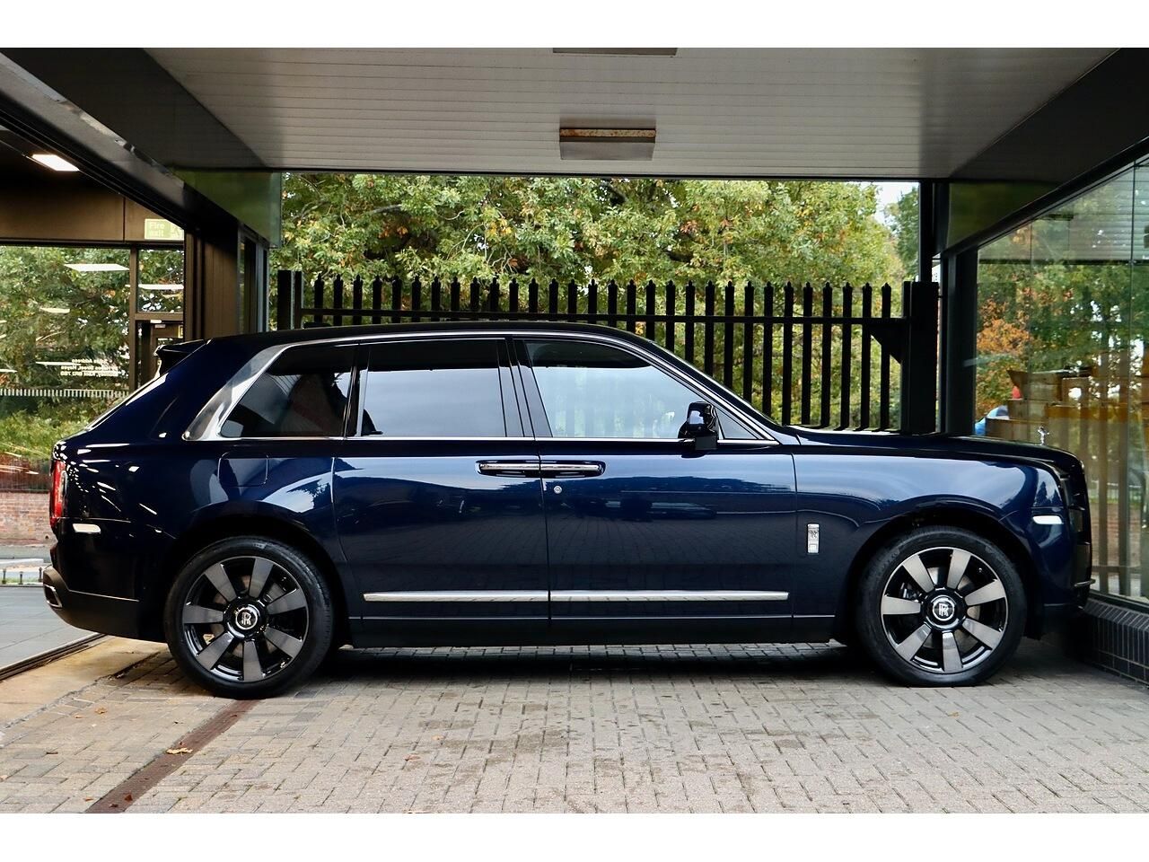 ROLLS-ROYCE CULLINAN ESTATE 5dr Auto for sale UK - Slide 4