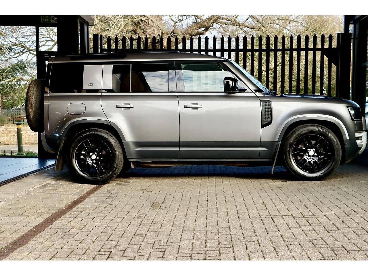 LAND ROVER DEFENDER ESTATE 2.0 P300 S 110 5dr Auto for sale UK - Slide 4