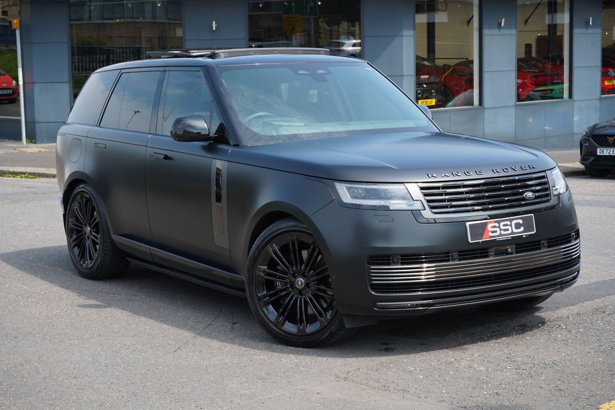 LAND ROVER RANGE ROVER ESTATE 4.4 P615 V8 SV 4dr Auto for sale UK - Slide 4