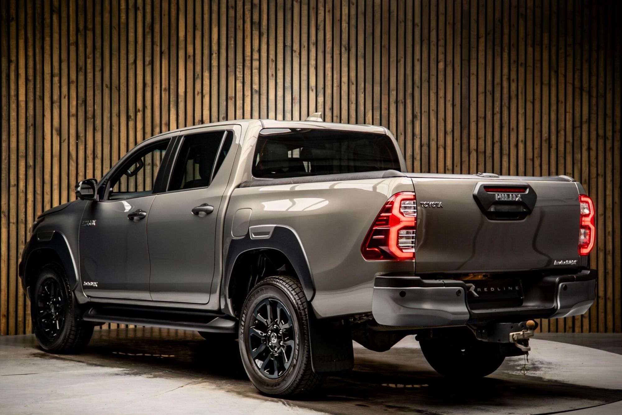 TOYOTA HILUX DIESEL Invincible X D/Cab Pick Up 2.8 D-4D Auto for sale UK - Slide 3
