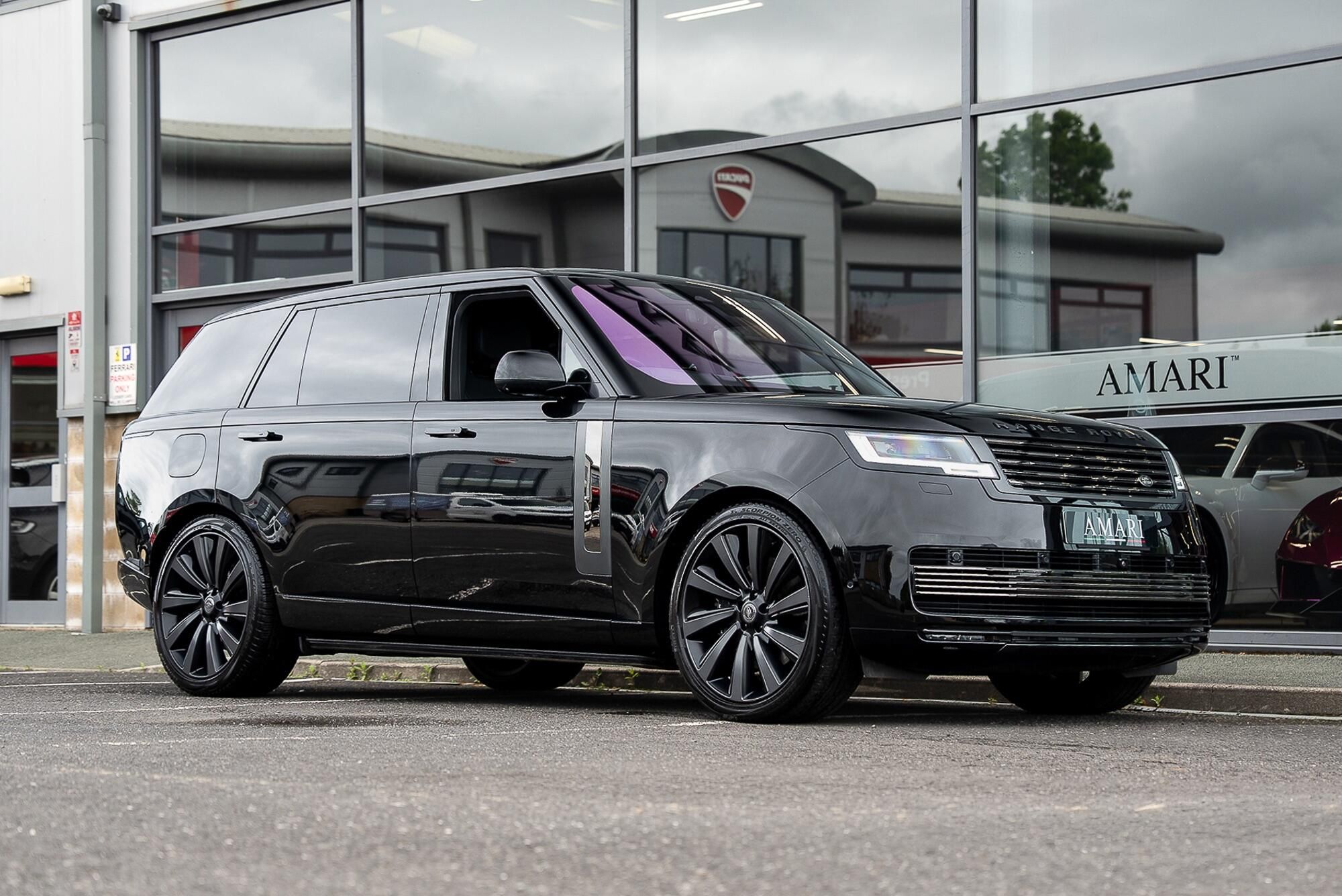 LAND ROVER RANGE ROVER ESTATE 4.4 P530 V8 SV LWB 4dr Auto for sale UK - Slide 4