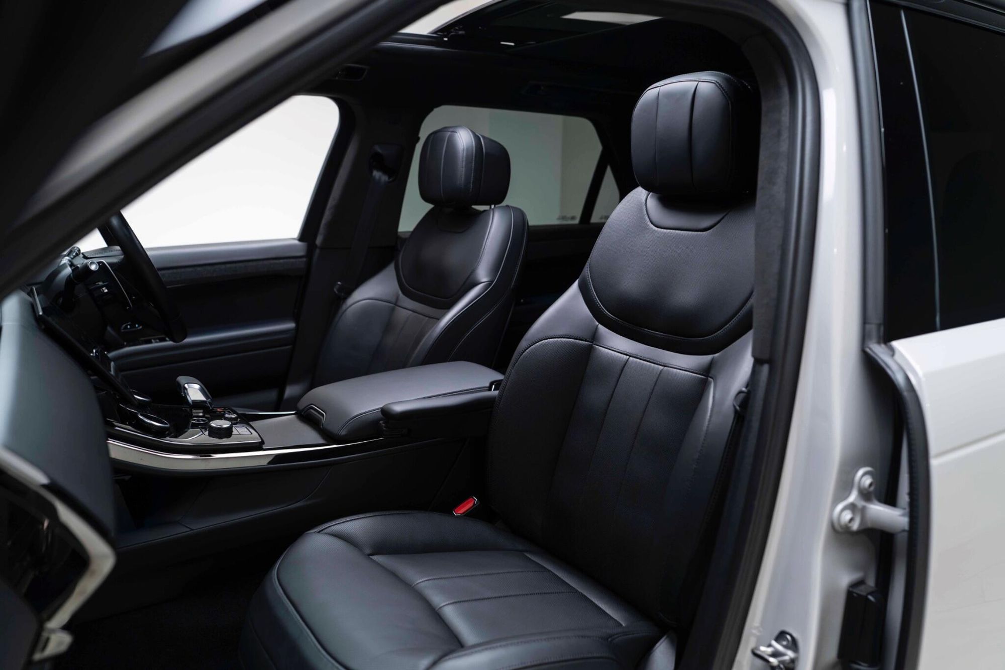 LAND ROVER RANGE ROVER SPORT ESTATE 4.4 P530 V8 Autobiography 5dr Auto for sale UK - Slide 3