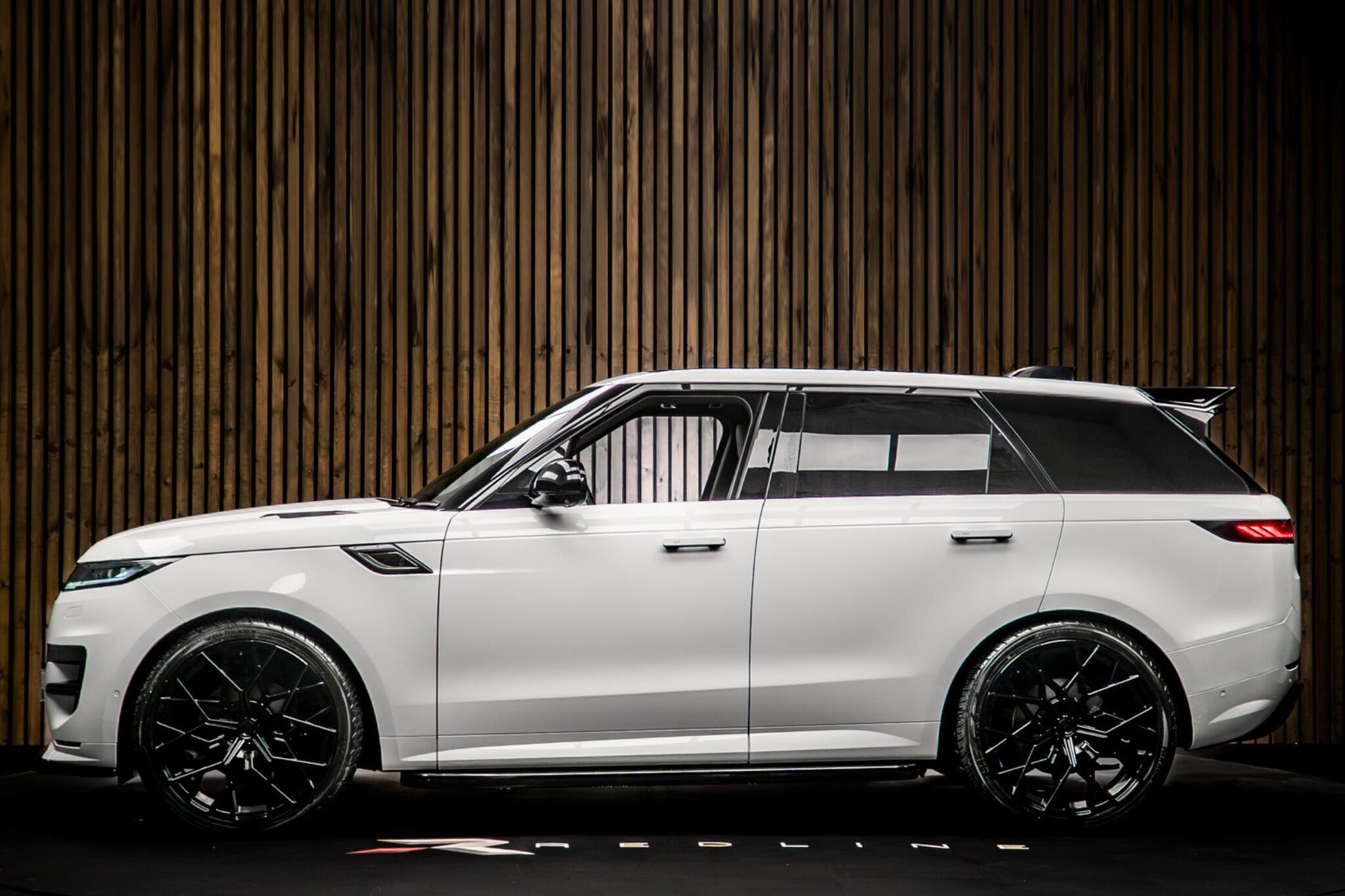 LAND ROVER RANGE ROVER SPORT DIESEL ESTATE 3.0 D300 Dynamic SE 5dr Auto for sale UK - Slide 7