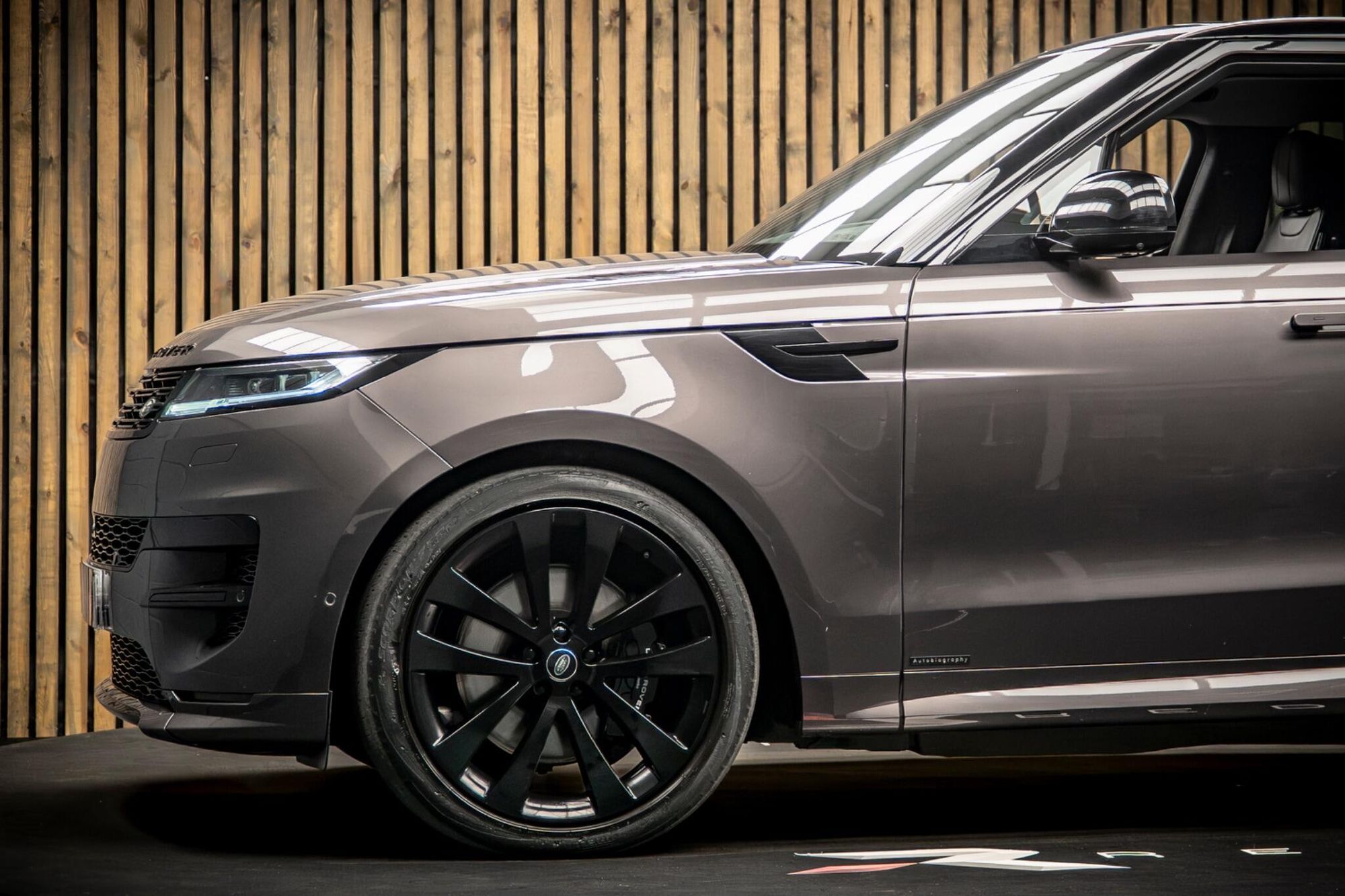 LAND ROVER RANGE ROVER SPORT ESTATE 3.0 P460e Autobiography 5dr Auto for sale UK - Slide 9