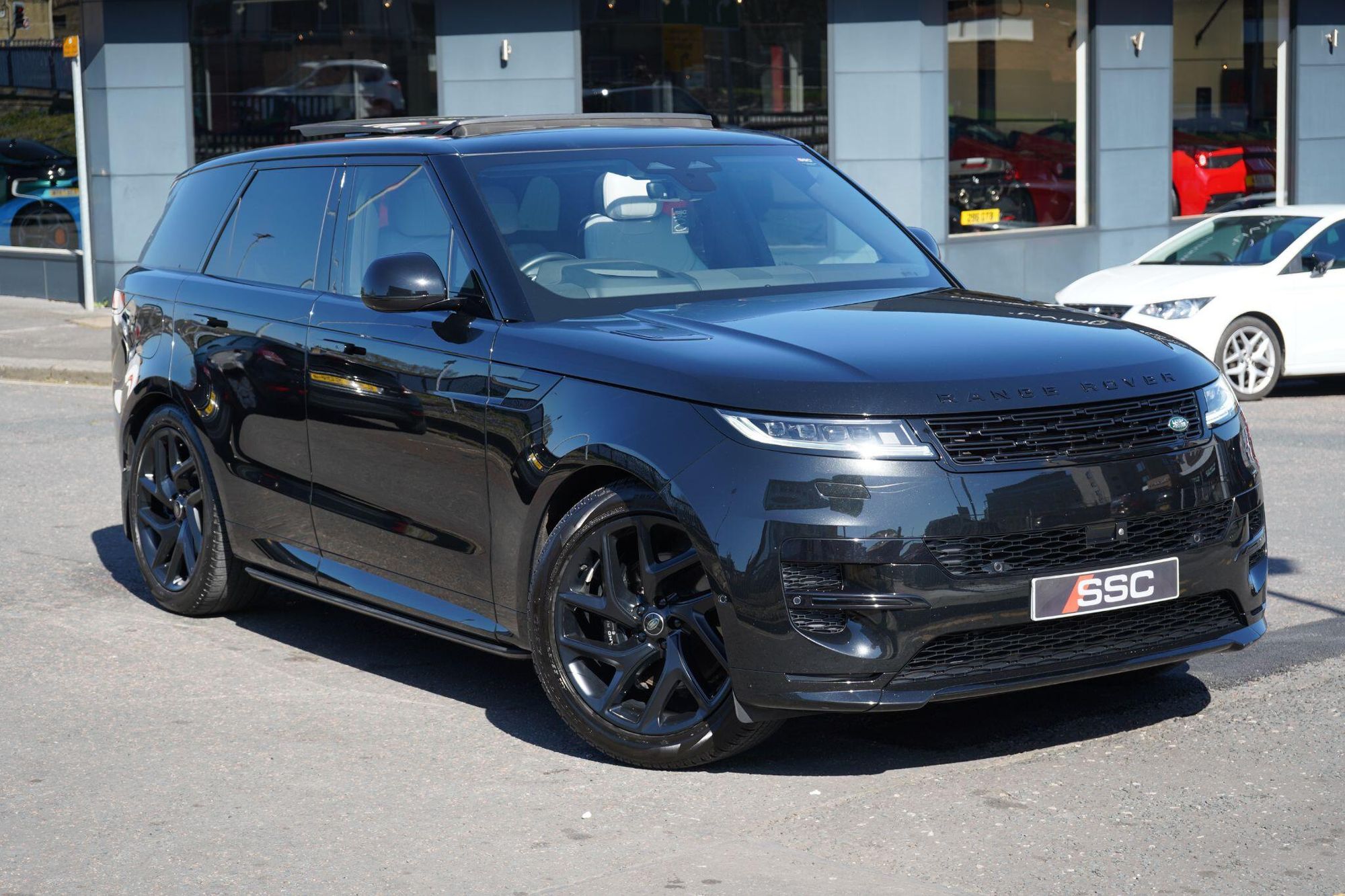 LAND ROVER RANGE ROVER SPORT DIESEL ESTATE 3.0 D300 Dynamic SE 5dr Auto for sale UK - Slide 4