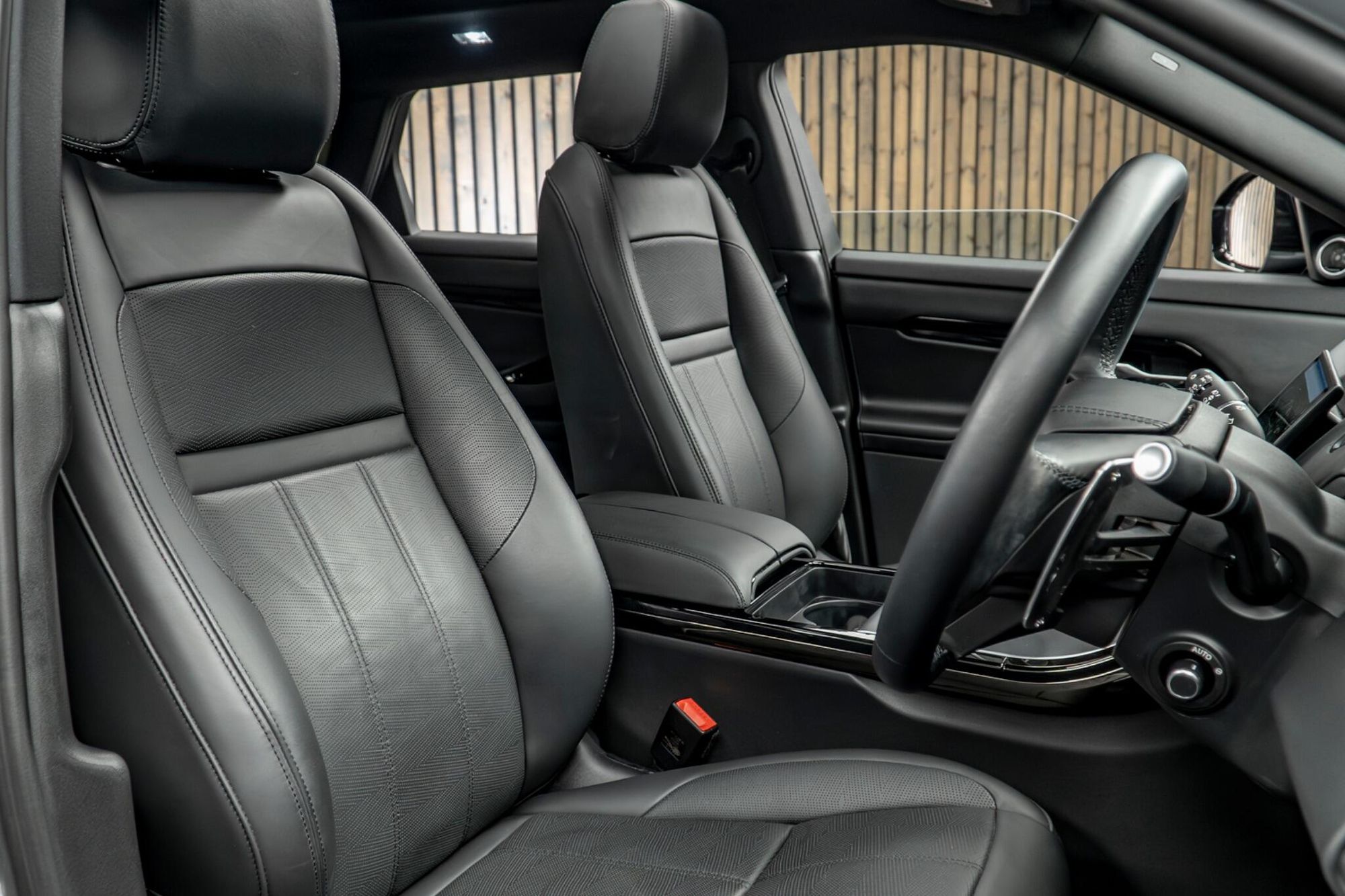 LAND ROVER RANGE ROVER EVOQUE HATCHBACK 2.0 P200 Dynamic HSE 5dr Auto for sale UK - Slide 2