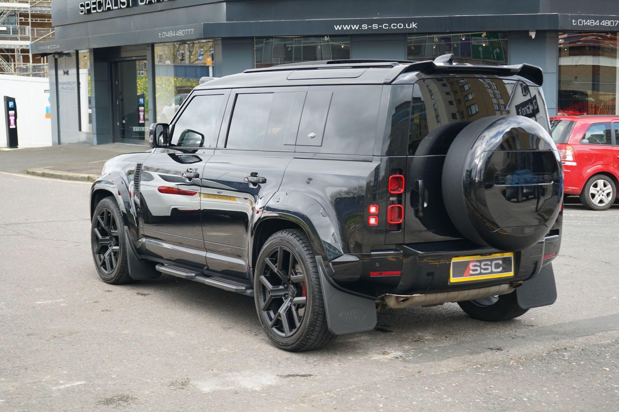 LAND ROVER DEFENDER ESTATE SPECIAL EDITIONS 3.0 P400 XS Edition 110 5dr Auto for sale UK - Slide 9
