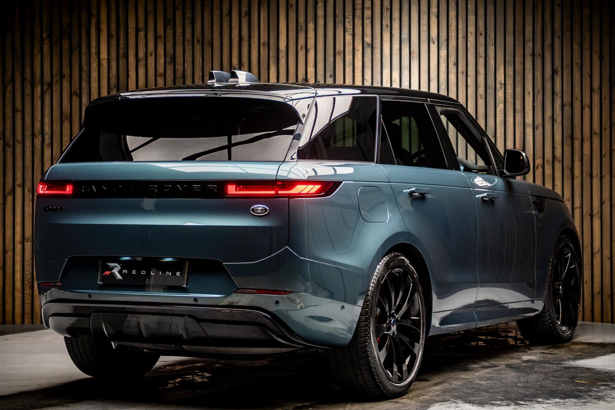 LAND ROVER RANGE ROVER SPORT DIESEL ESTATE 3.0 D300 Dynamic SE 5dr Auto for sale UK - Slide 4