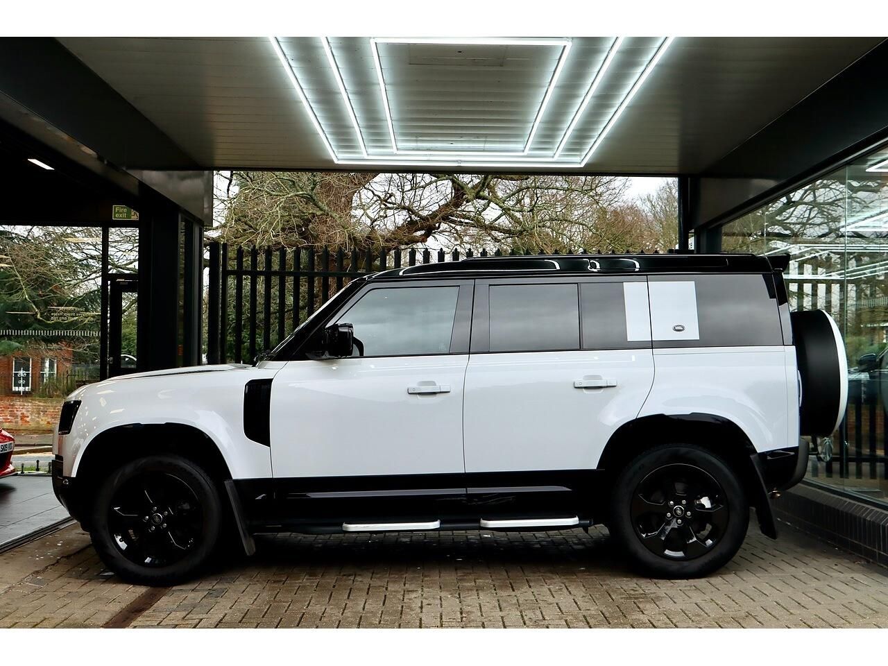 LAND ROVER DEFENDER DIESEL ESTATE 3.0 D250 X-Dynamic SE 110 5dr Auto for sale UK - Slide 6