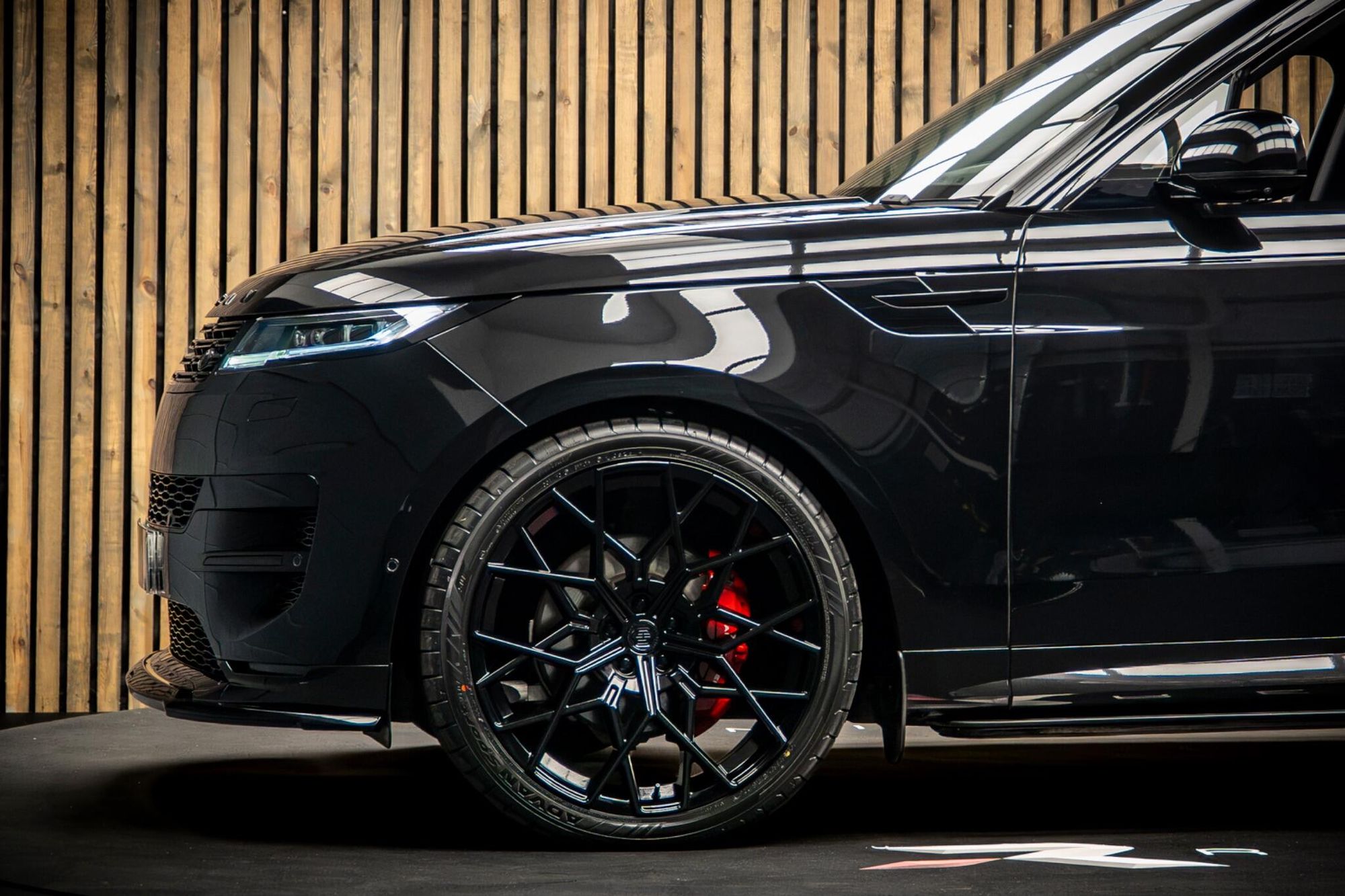 LAND ROVER RANGE ROVER SPORT DIESEL ESTATE 3.0 D300 Dynamic SE 5dr Auto for sale UK - Slide 9