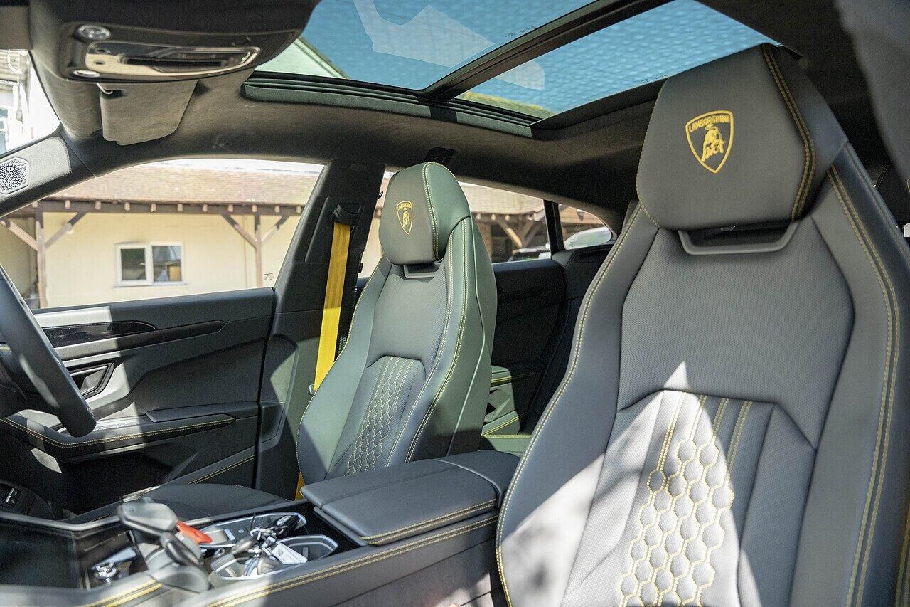 LAMBORGHINI URUS ESTATE 4.0T 25.9kWh Plug-in Hybrid FSI V8 5dr Auto for sale UK - Slide 10