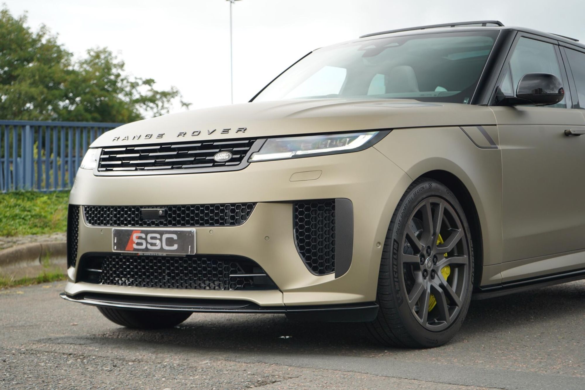 LAND ROVER RANGE ROVER SPORT ESTATE SPECIAL EDITIONS 4.4 P635 V8 SV Edition One 5dr Auto [Gloss] for sale UK - Slide 9