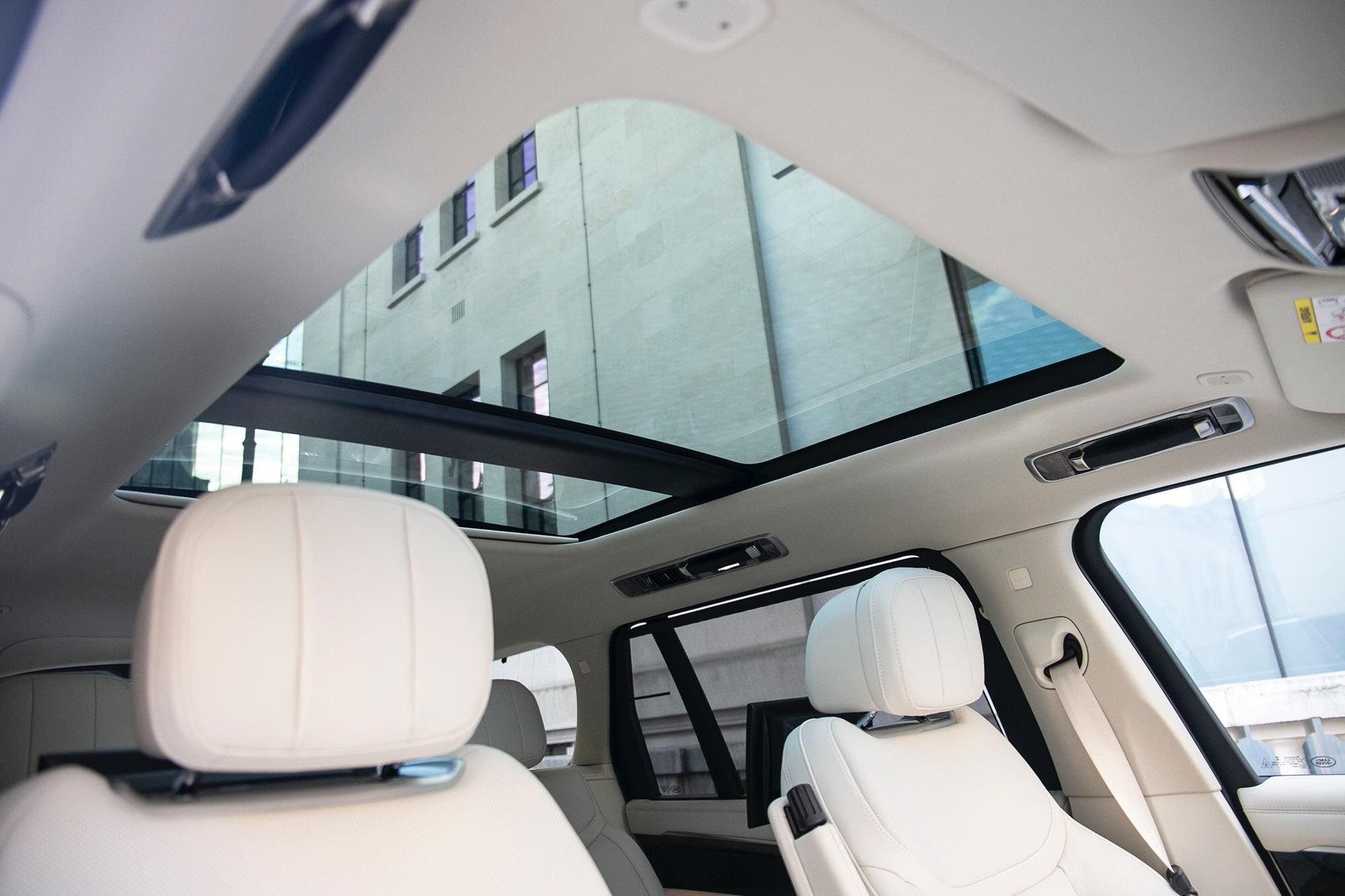 LAND ROVER RANGE ROVER ESTATE 4.4 P530 V8 Autobiography LWB 4dr Auto for sale UK - Slide 9