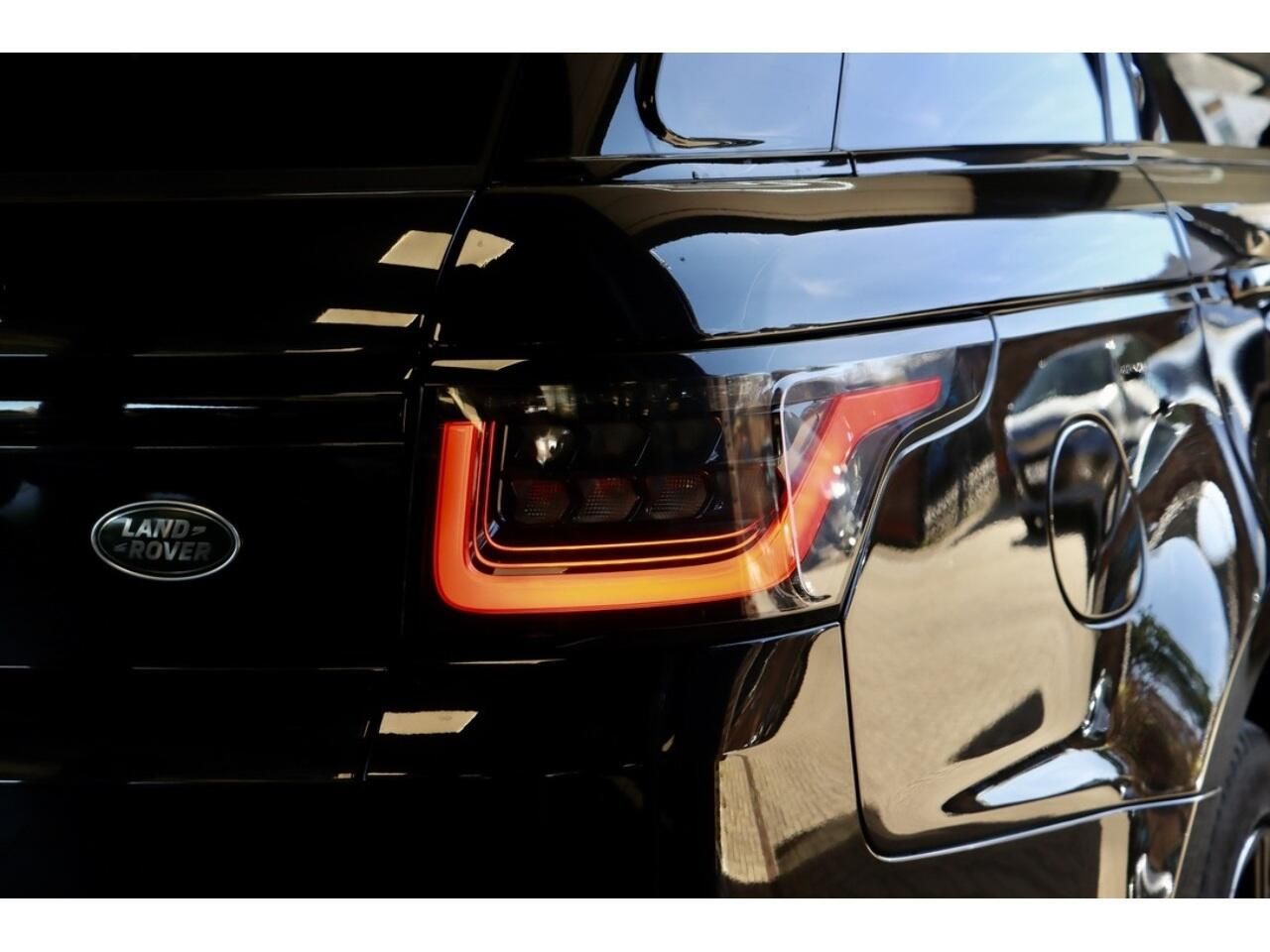 LAND ROVER RANGE ROVER SPORT ESTATE 2.0 P400e HSE Dynamic Black 5dr Auto for sale UK - Slide 6