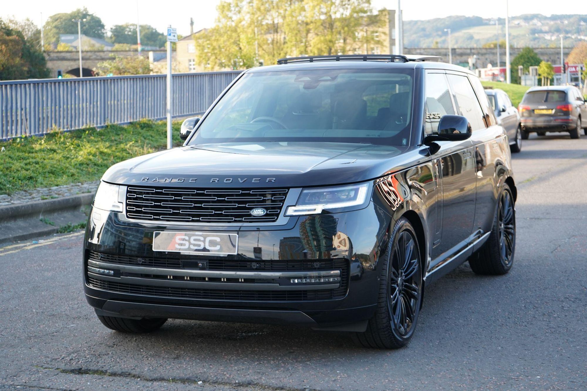 LAND ROVER RANGE ROVER DIESEL ESTATE 3.0 D350 Autobiography 4dr Auto for sale UK - Slide 7