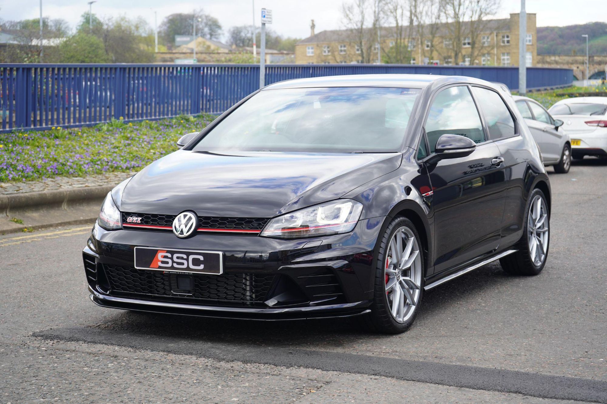 VOLKSWAGEN GOLF HATCHBACK SPECIAL EDITION 2.0 TSI GTI Clubsport S 3dr for sale UK - Slide 6