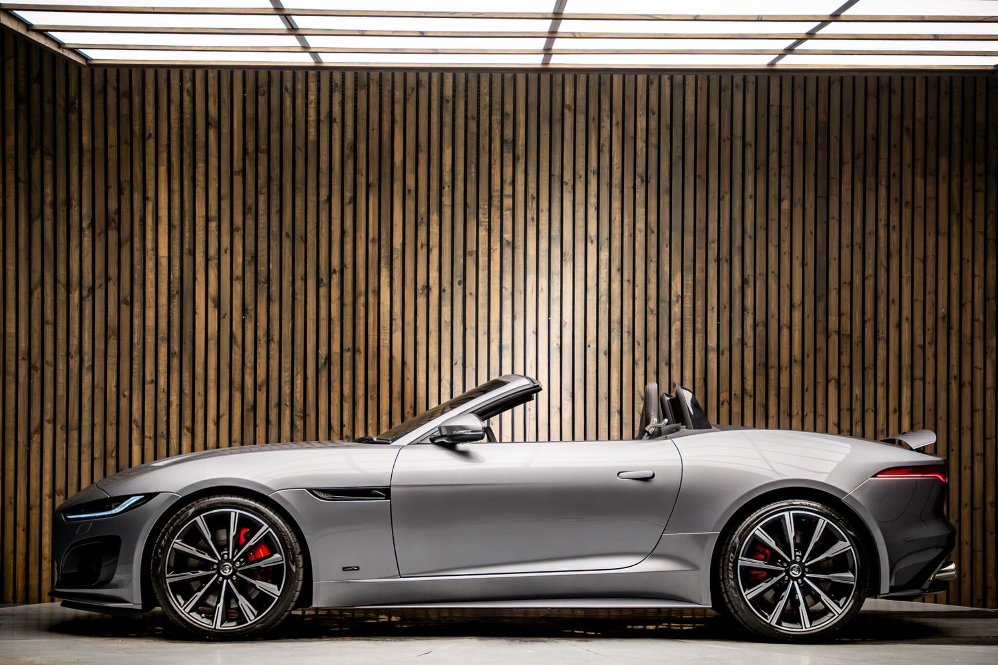 JAGUAR F-TYPE CONVERTIBLE 5.0 P575 Supercharged V8 R 75 2dr Auto AWD for sale UK - Slide 7