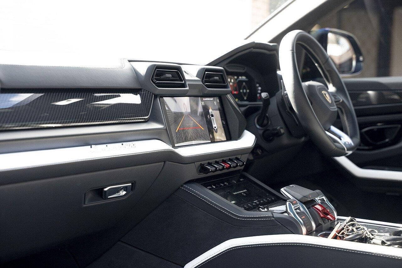 LAMBORGHINI URUS ESTATE 4.0T 25.9kWh Plug-in Hybrid FSI V8 5dr Auto for sale UK - Slide 9