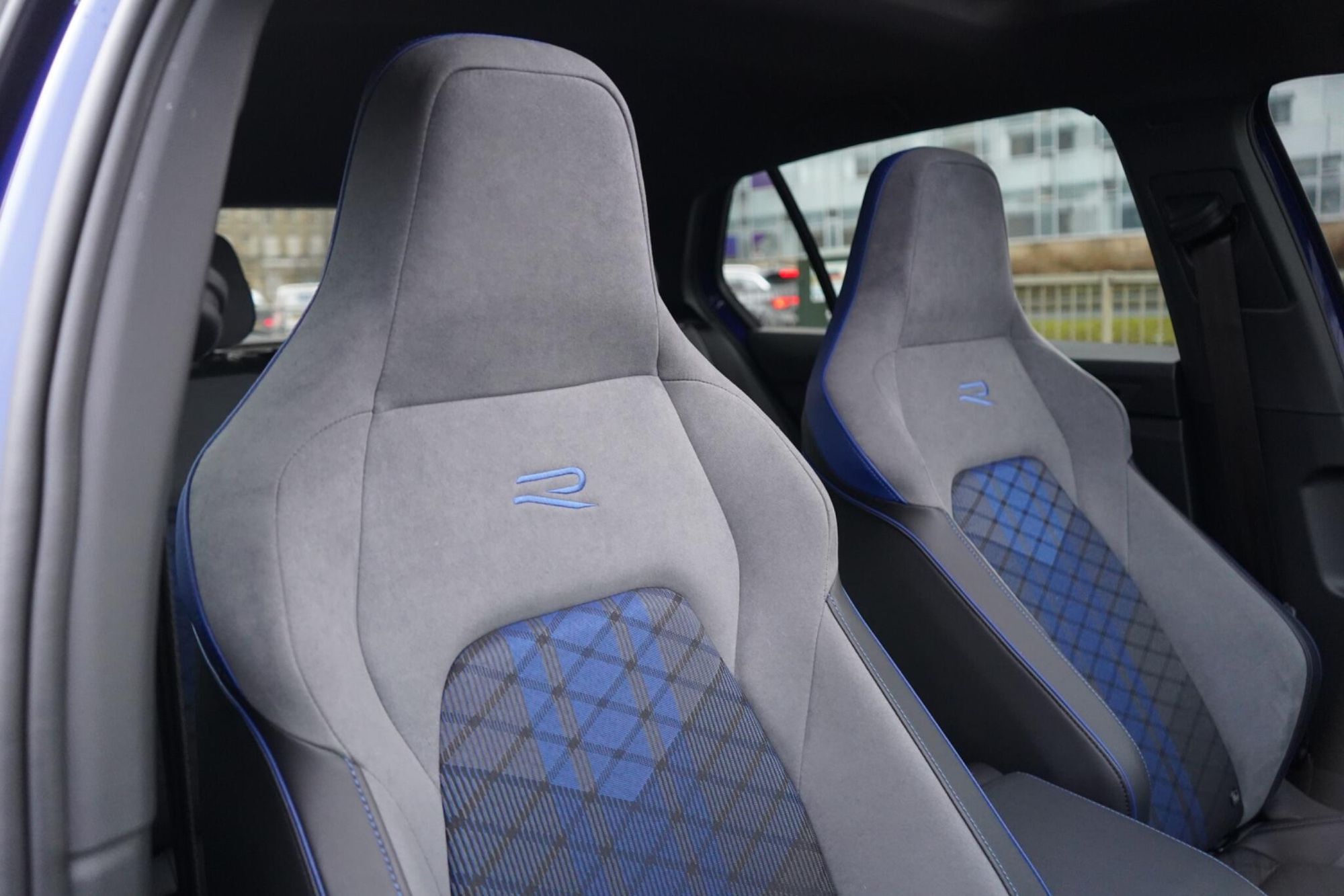 VOLKSWAGEN GOLF HATCHBACK 2.0 TSI 333 R 4Motion 5dr DSG for sale UK - Slide 3