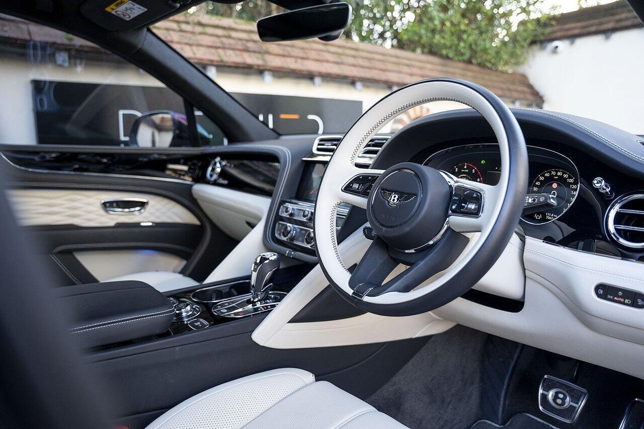 BENTLEY BENTAYGA ESTATE 4.0 V8 Azure 5dr Auto for sale UK - Slide 8