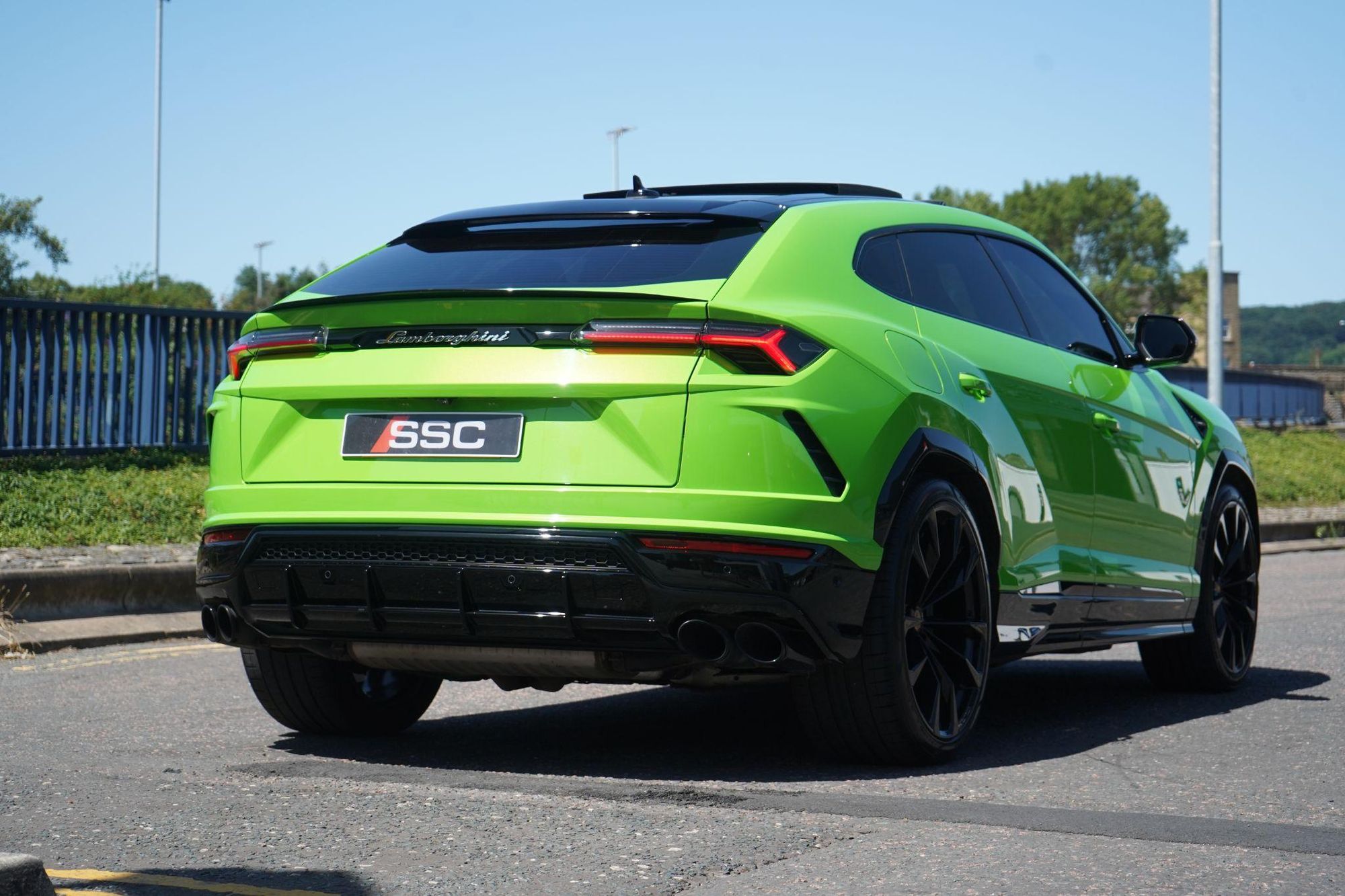 LAMBORGHINI URUS ESTATE 4.0T FSI V8 Pearl Capsule 5dr Auto for sale UK - Slide 9