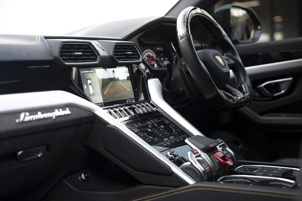 LAMBORGHINI URUS ESTATE 4.0T FSI V8 5dr Auto for sale UK - Slide 9