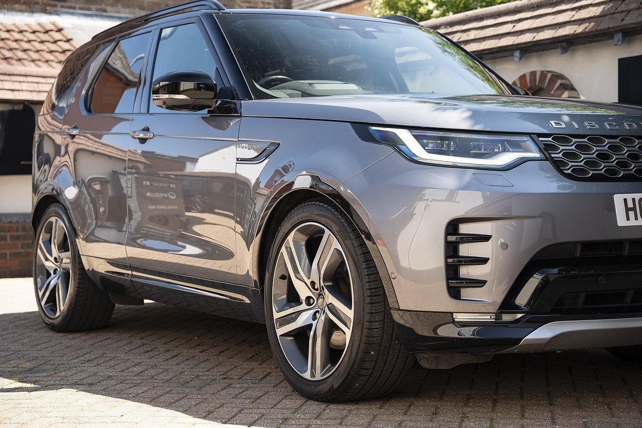 LAND ROVER DISCOVERY DIESEL SW 3.0 D300 Metropolitan Edition 5dr Auto for sale UK - Slide 6