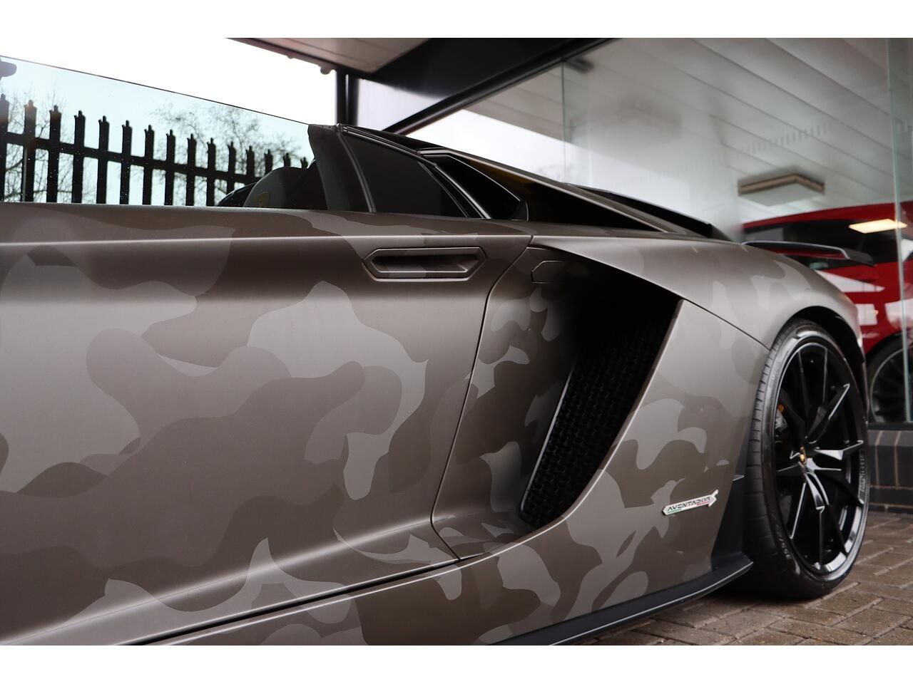 LAMBORGHINI AVENTADOR ROADSTER LP 740-4 S 2dr ISR for sale UK - Slide 7