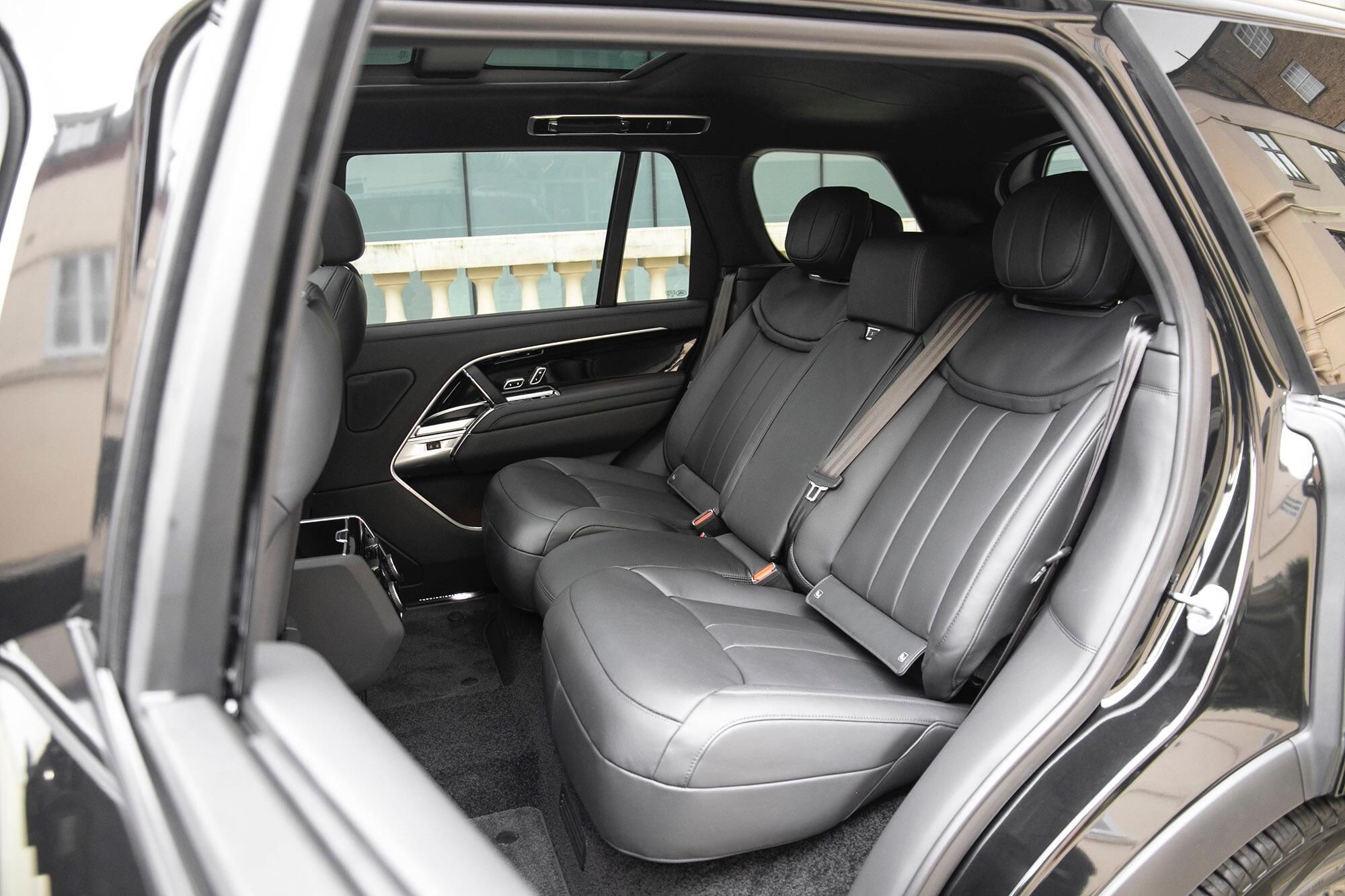 LAND ROVER RANGE ROVER ESTATE 4.4 P530 V8 Autobiography LWB 4dr Auto for sale UK - Slide 7