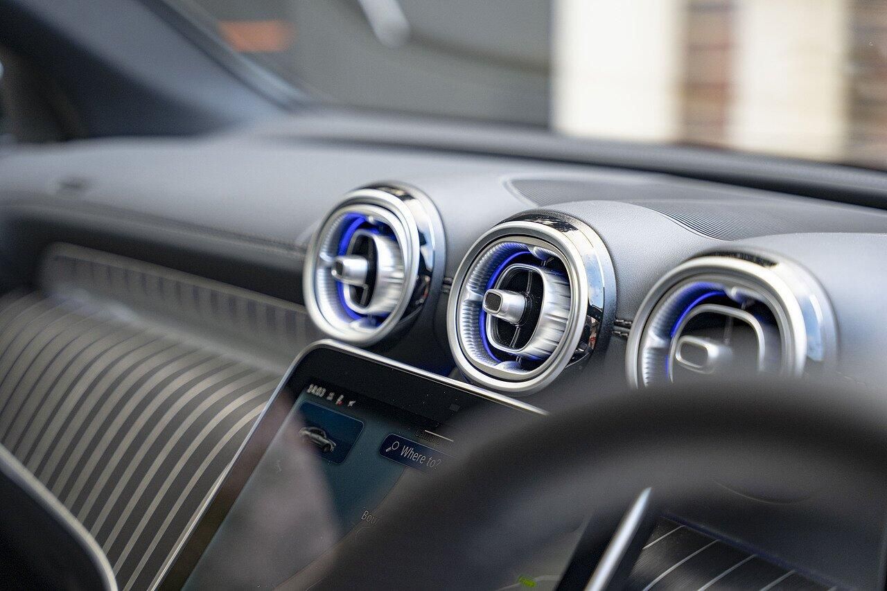 MERCEDES-BENZ GLC ESTATE GLC 300 4Matic AMG Line Premium Plus 5dr 9G-Tronic for sale UK - Slide 9