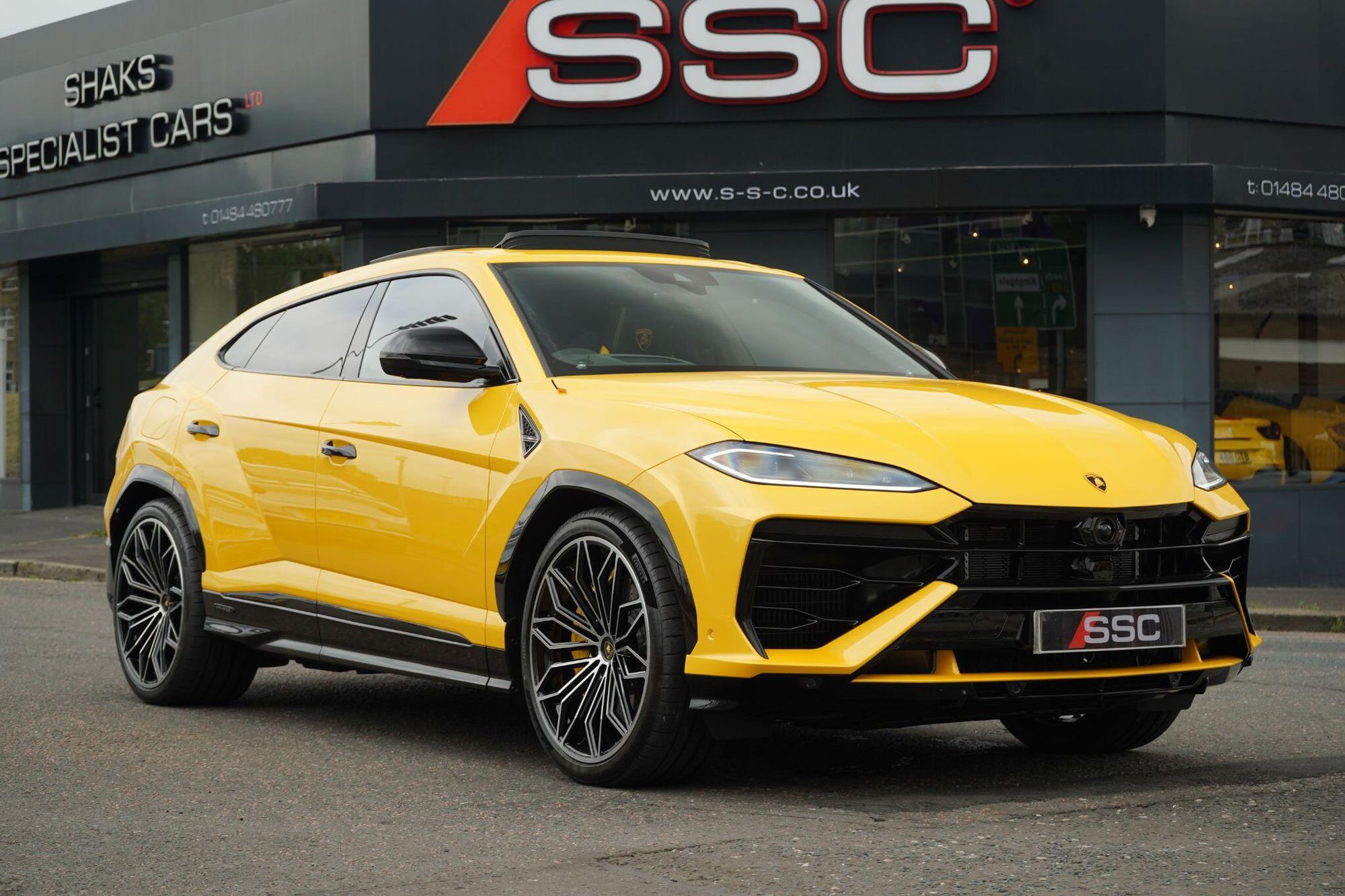 LAMBORGHINI URUS ESTATE 4.0T V8 800 PHEV SE 5dr Auto for sale UK - Slide 6