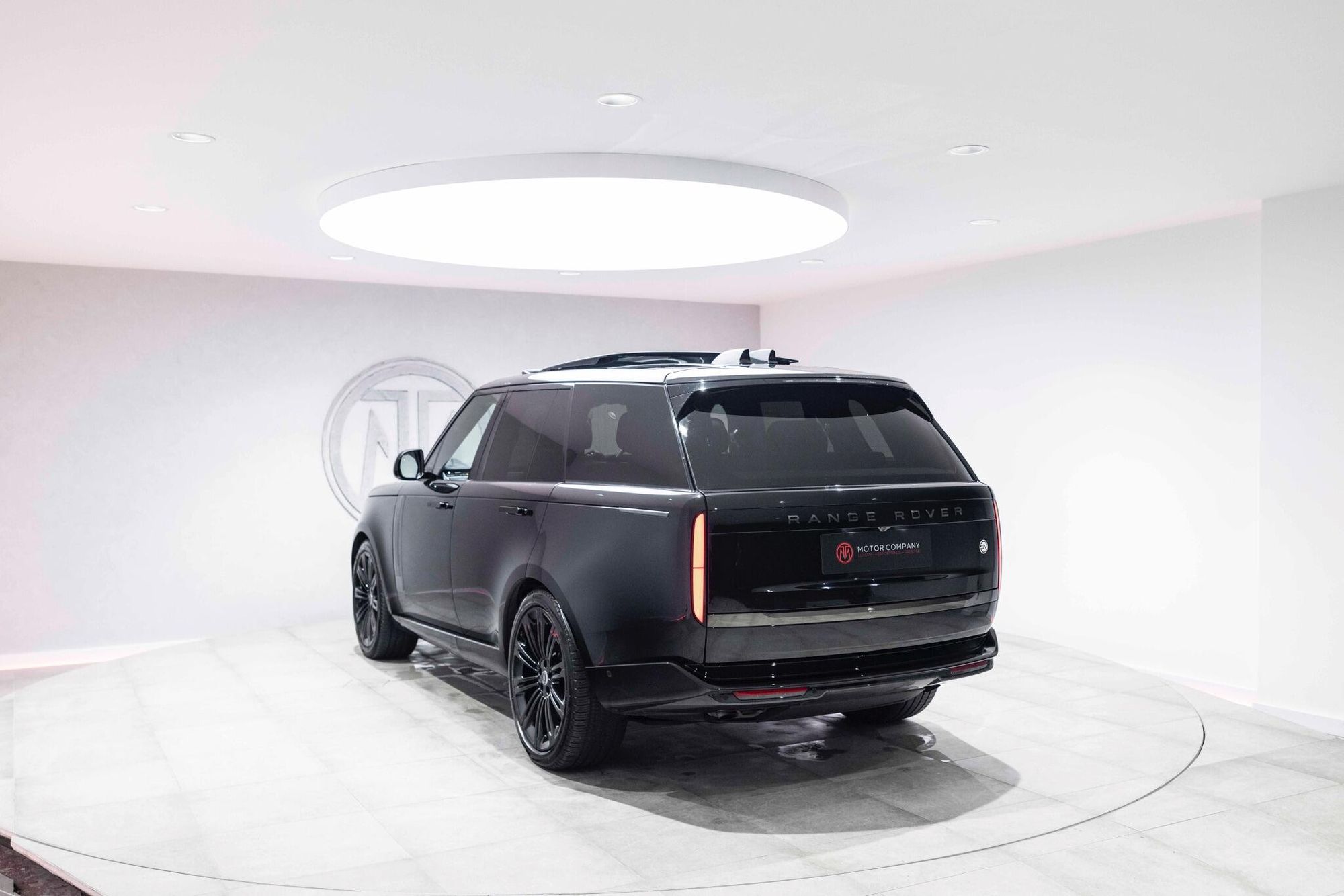 LAND ROVER RANGE ROVER ESTATE 4.4 P615 V8 SV 4dr Auto for sale UK - Slide 10