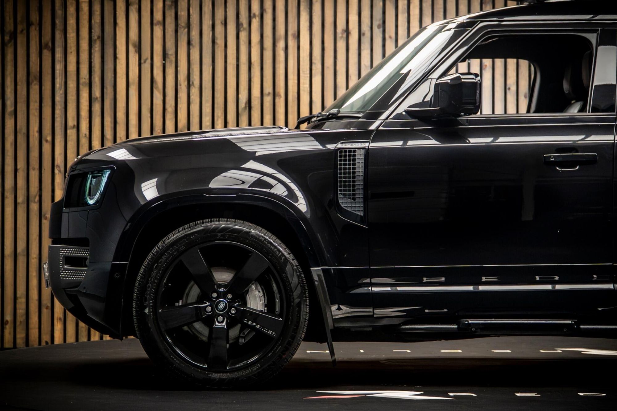 LAND ROVER DEFENDER DIESEL ESTATE 3.0 D300 X-Dynamic SE 110 5dr Auto for sale UK - Slide 9