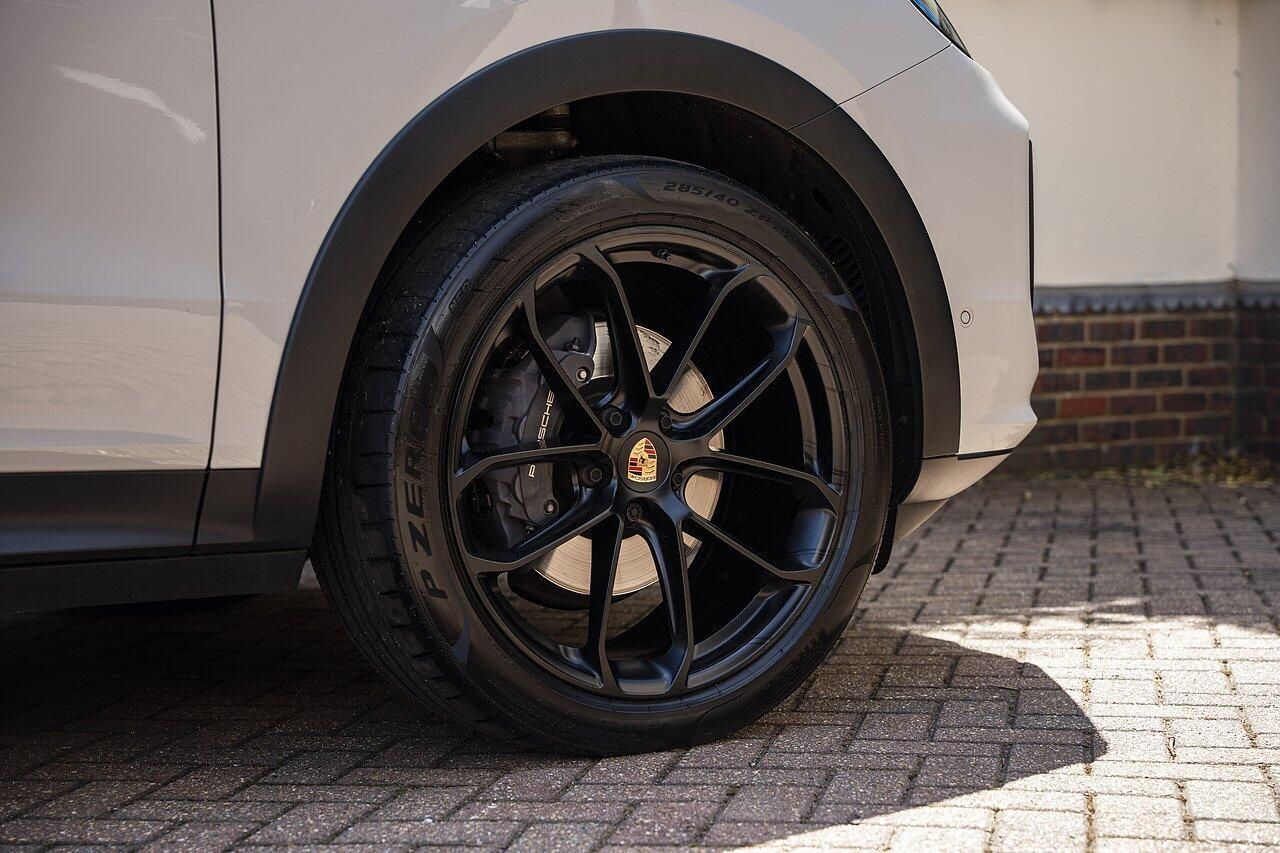 Porsche Cayenne Coupe 3.0 V6 Black Edition 353 Tiptronic S 5 Door Auto for sale UK - Slide 4