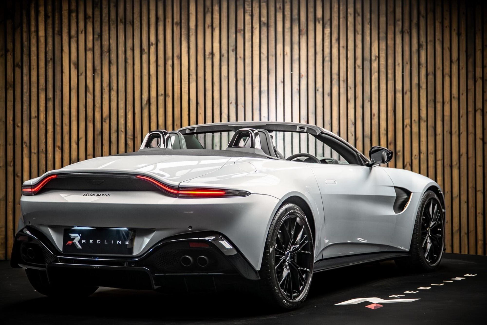 ASTON MARTIN VANTAGE V8 ROADSTER 2dr ZF 8 Speed Auto for sale UK - Slide 4